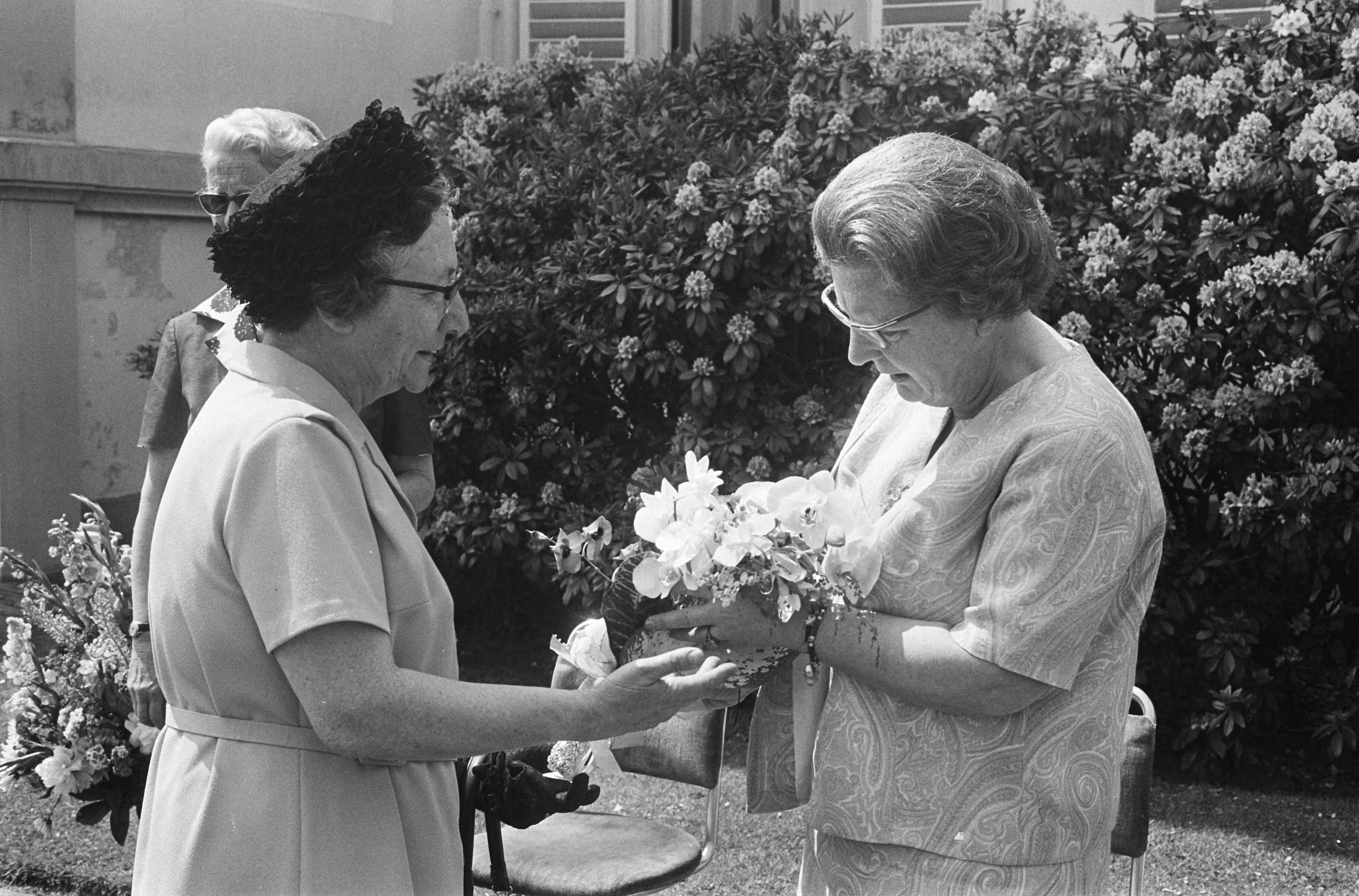 Koningin Juliana ontvangt ouden van dagen op Paleis Soestdijk — Soestdijk|koninginnen |paleizen |ontvangsten |ouderen |bejaarden|Juliana, koningin|Utrecht — Foto: Fotograaf Onbekend / Anefo. Licentie: Set B: Rechtenvrij / Publiek Domein. Bron: Nationaal Archief. http://hdl.handle.net/10648/ab1c6b06-d0b4-102d-bcf8-003048976d84