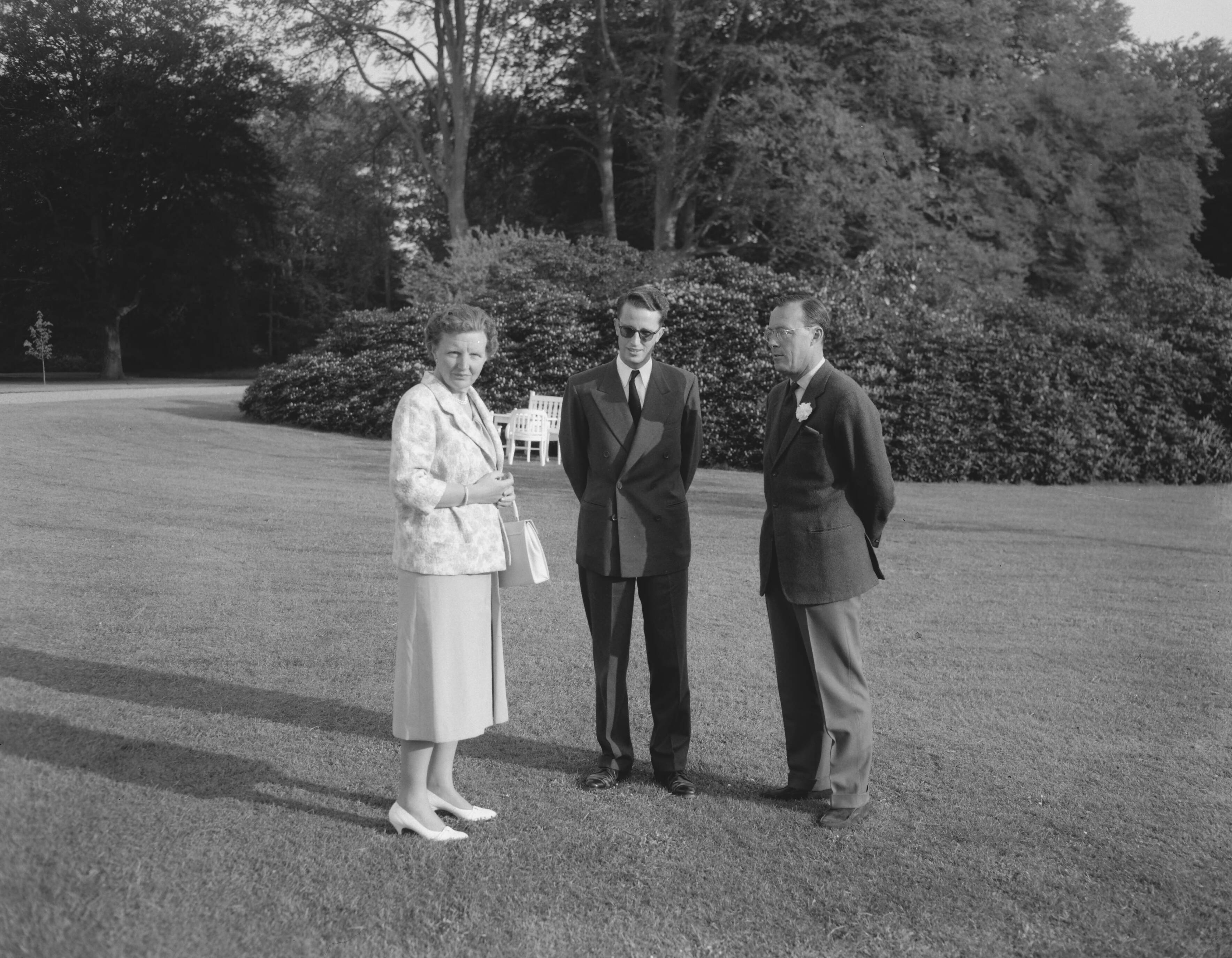Fotocollectie Anefo — Koning Boudewijn van België brengt een bezoek aan het koninklijk paar op paleis Soestdijk. V.l.n.r. koningin Juliana, koning Boudewijn en prins Bernhard — Foto: Noske, J.D. / Anefo. Licentie: Set B: Rechtenvrij / Publiek Domein. Bron: Nationaal Archief. http://hdl.handle.net/10648/a97cf0ae-d0b4-102d-bcf8-003048976d84