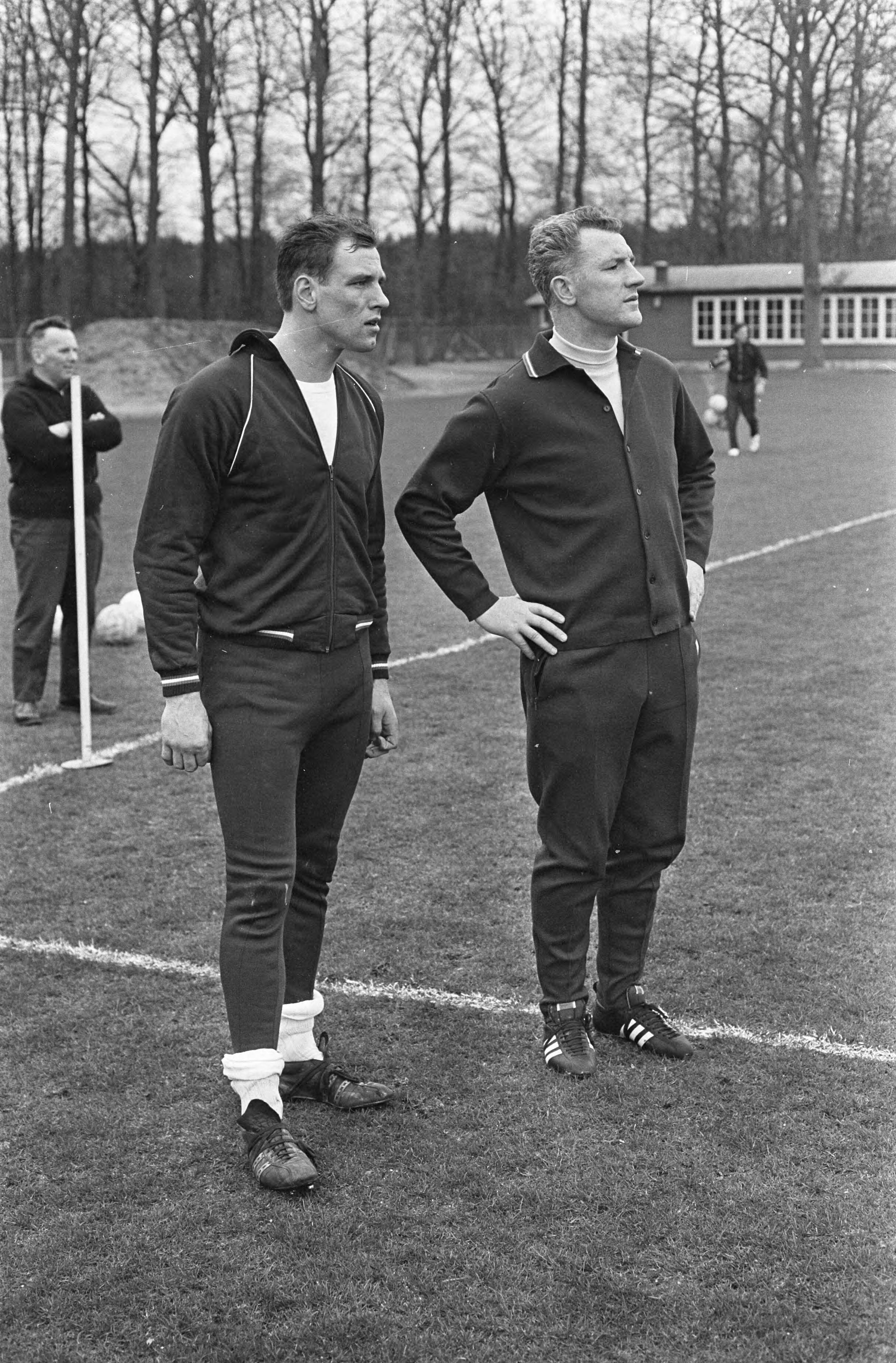 Fotocollectie Anefo — Training Nederlands elftal te Zeist, Pim Doesburg (l) en Tony van Leeuwen de twee keepers — Foto: Nijs, Jac. de / Anefo. Licentie: Set B: Rechtenvrij / Publiek Domein. Bron: Nationaal Archief. http://hdl.handle.net/10648/ab13023c-d0b4-102d-bcf8-003048976d84