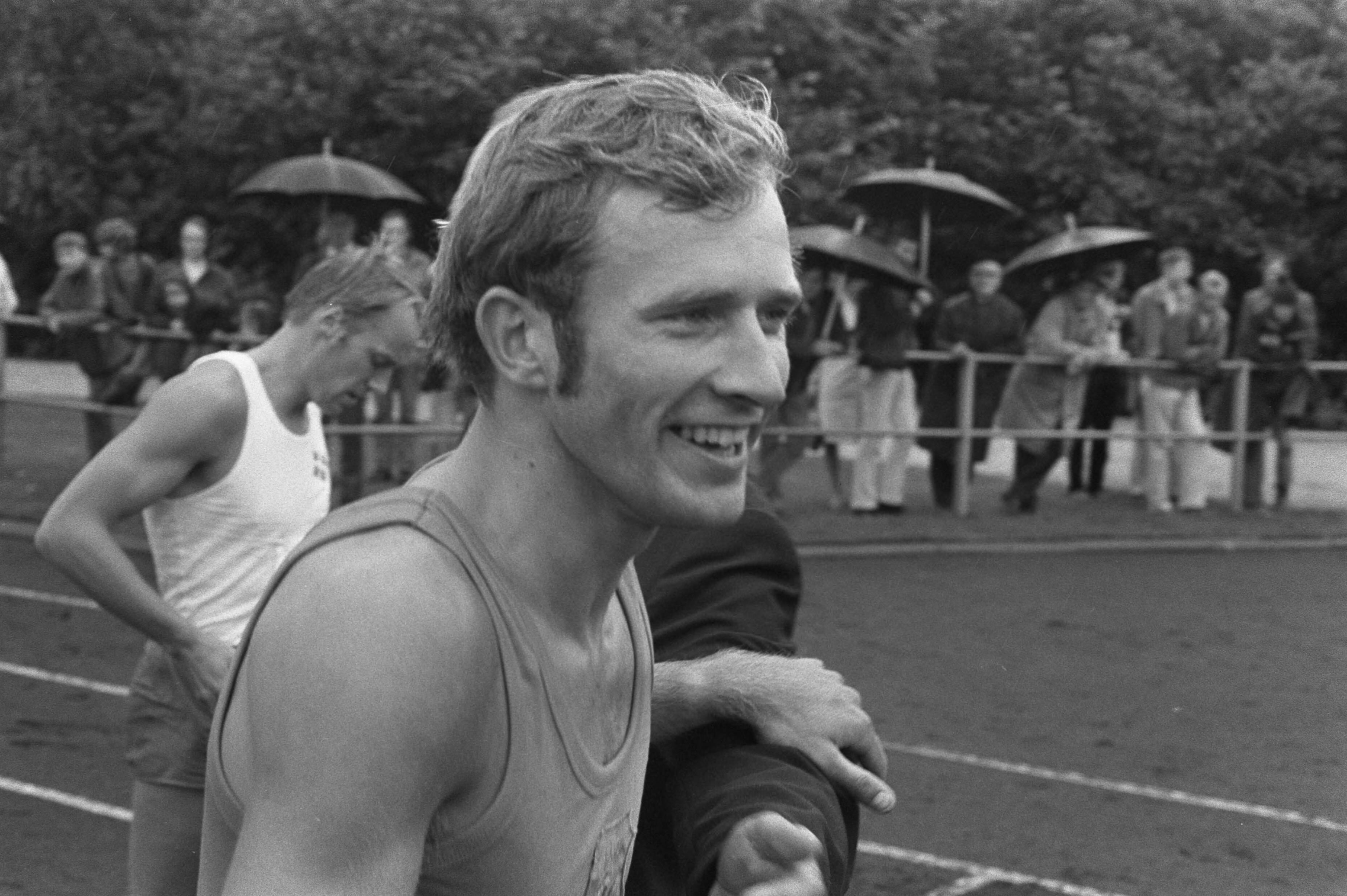 Fotocollectie Anefo — Atletiek Nederland tegen Denemarken in Groningen; nr. 6: Ad de Jong (kop) — Foto: Verhoeff, Bert / Anefo. Licentie: Set B: Rechtenvrij / Publiek Domein. Bron: Nationaal Archief. http://hdl.handle.net/10648/aba06a5a-d0b4-102d-bcf8-003048976d84