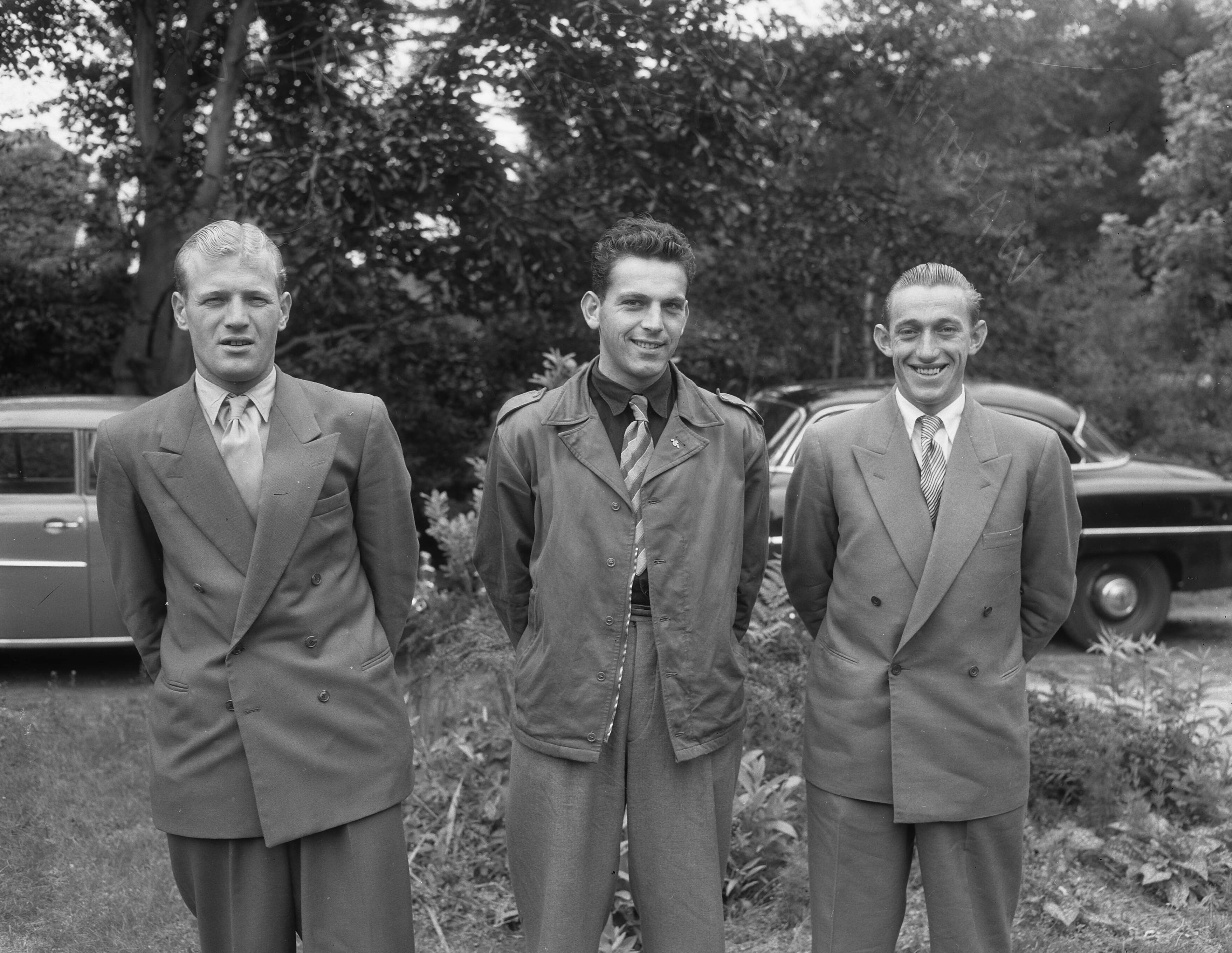 Ondertekening van contracten van Tour de France ploeg ten huize van Cees Pellenaars te Breda — Ondertekening van contracten van Tour de France ploeg ten huize van Cees Pellenaars te Breda. Vlnr. Adri Suijkerbuijk, Jules Maenen, Wout Wagtmans — Foto: Duinen, G.W. van / Anefo. Licentie: Set B: Rechtenvrij / Publiek Domein. Bron: Nationaal Archief. http://hdl.handle.net/10648/a924b254-d0b4-102d-bcf8-003048976d84