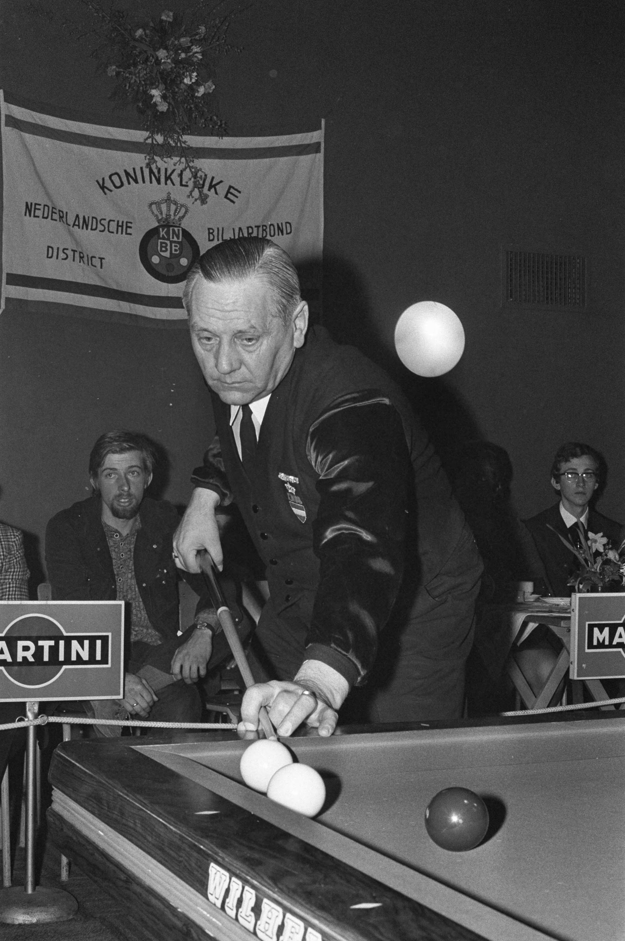 Fotocollectie Anefo — Nederlandse kampioenschappen biljarten bandstoten te Utrecht nr. 10, 11 Tegelaar — Foto: Mieremet, Rob / Anefo. Licentie: Set B: Rechtenvrij / Publiek Domein. Bron: Nationaal Archief. http://hdl.handle.net/10648/abe016fa-d0b4-102d-bcf8-003048976d84