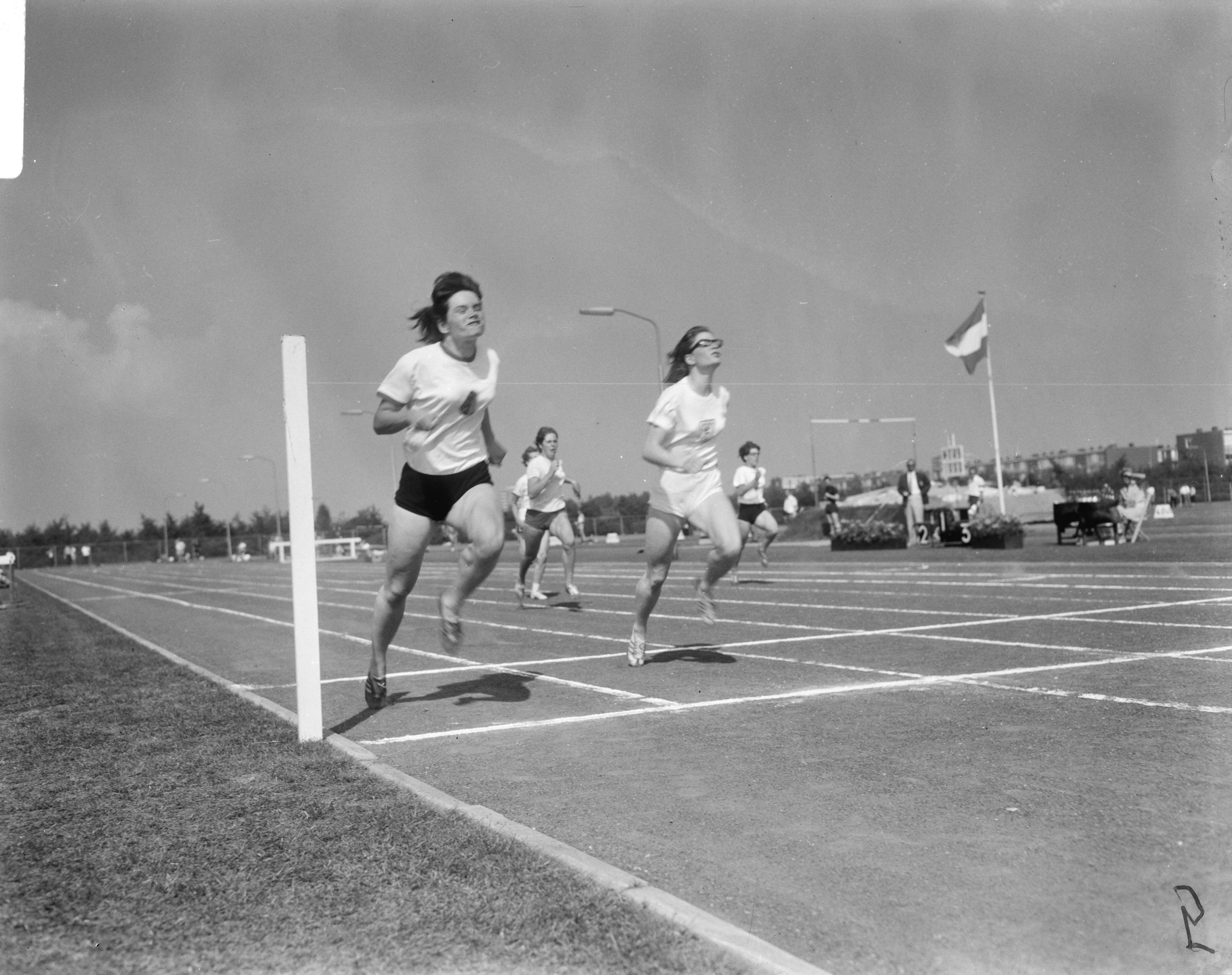 Fotocollectie Anefo — Nationale Atletiekwedstrijden te Haarlem, finish dames 100 meter rechts Lia Vonk , links W. van der Berg — Foto: Bilsen, Joop van / Anefo. Licentie: Set B: Rechtenvrij / Publiek Domein. Bron: Nationaal Archief. http://hdl.handle.net/10648/aaf73444-d0b4-102d-bcf8-003048976d84