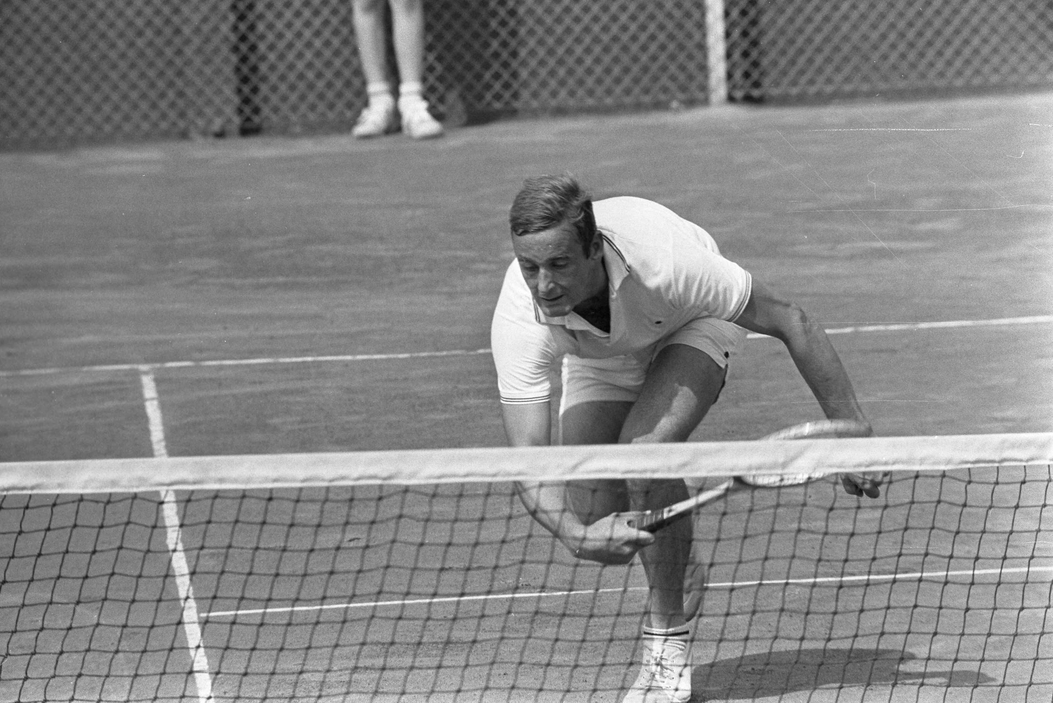 Fotocollectie Anefo — Nationale tenniskampioenschappen op Mets-banen in Scheveningen: nr. 17 J. Hajer aktie; nr. 18,19,20: Peter Stolz aktie — Foto: Koch, Eric / Anefo. Licentie: Set B: Rechtenvrij / Publiek Domein. Bron: Nationaal Archief. http://hdl.handle.net/10648/ab75f9be-d0b4-102d-bcf8-003048976d84