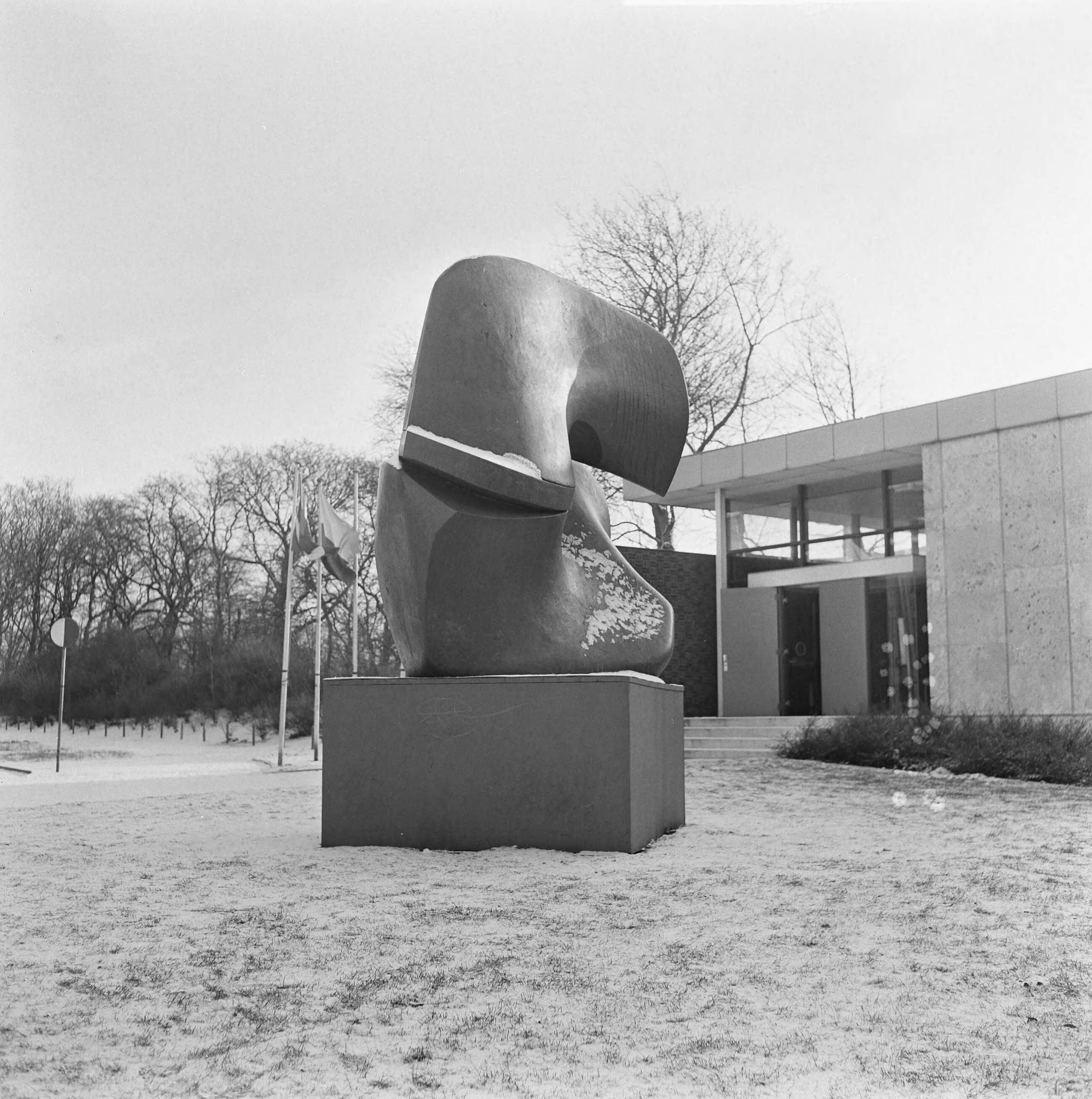 Fotocollectie Anefo — Opdracht KRO, beeld van Henry Moore te Den Haag — Foto: Voets, Jan / Anefo. Licentie: Set B: Rechtenvrij / Publiek Domein. Bron: Nationaal Archief. http://hdl.handle.net/10648/aad69586-d0b4-102d-bcf8-003048976d84