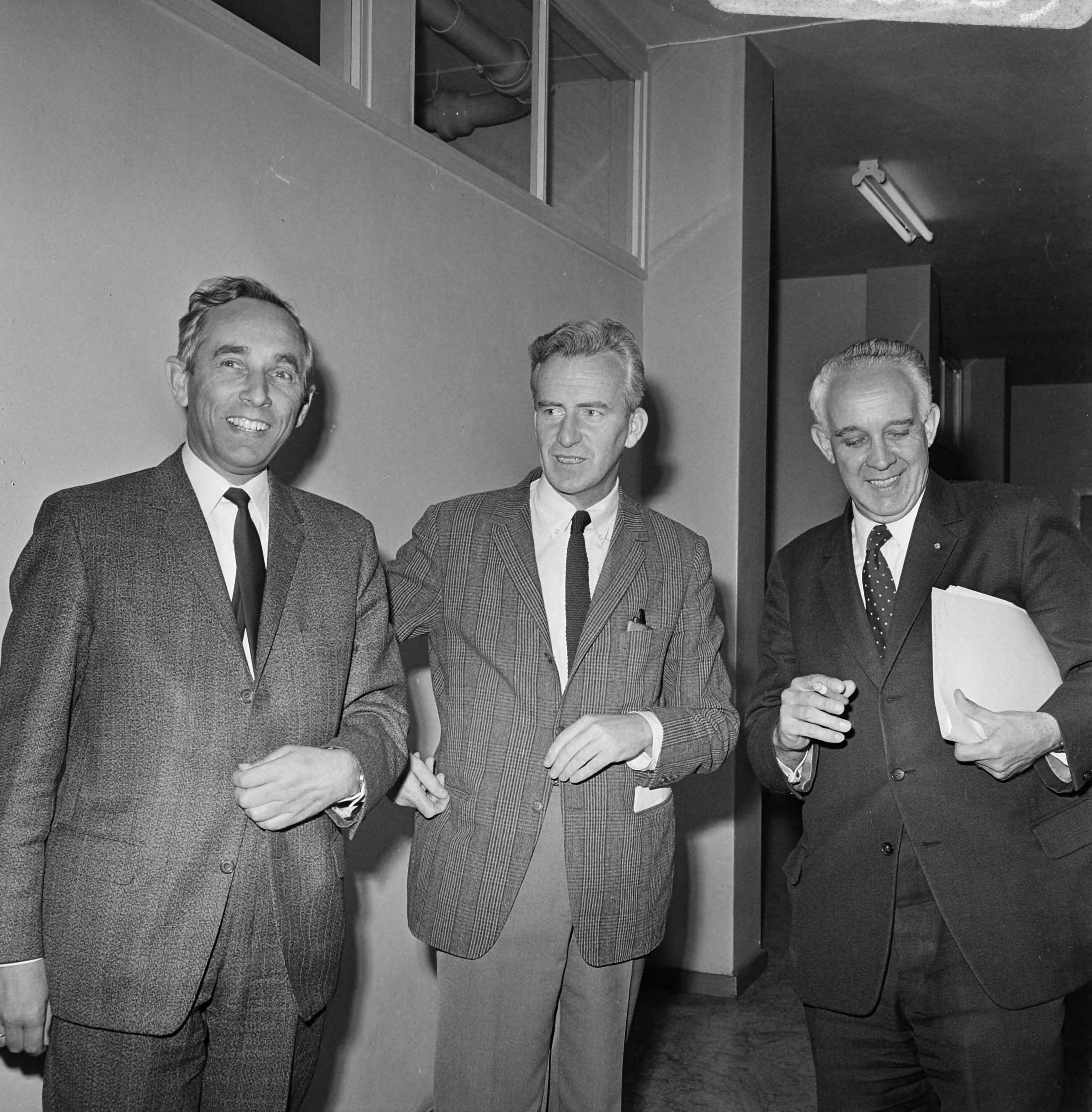 Fotocollectie Anefo — Centraal Overlegorgaan van Vakbonden over toestand door aannemen van loonwet te Utrecht. J. Lanser , voorz. CMV, A. H. Kloos , voorz. MVV, Mestens, voorz. MK — Foto: Evers, Joost / Anefo. Licentie: Set B: Rechtenvrij / Publiek Domein. Bron: Nationaal Archief. http://hdl.handle.net/10648/ab7b484c-d0b4-102d-bcf8-003048976d84