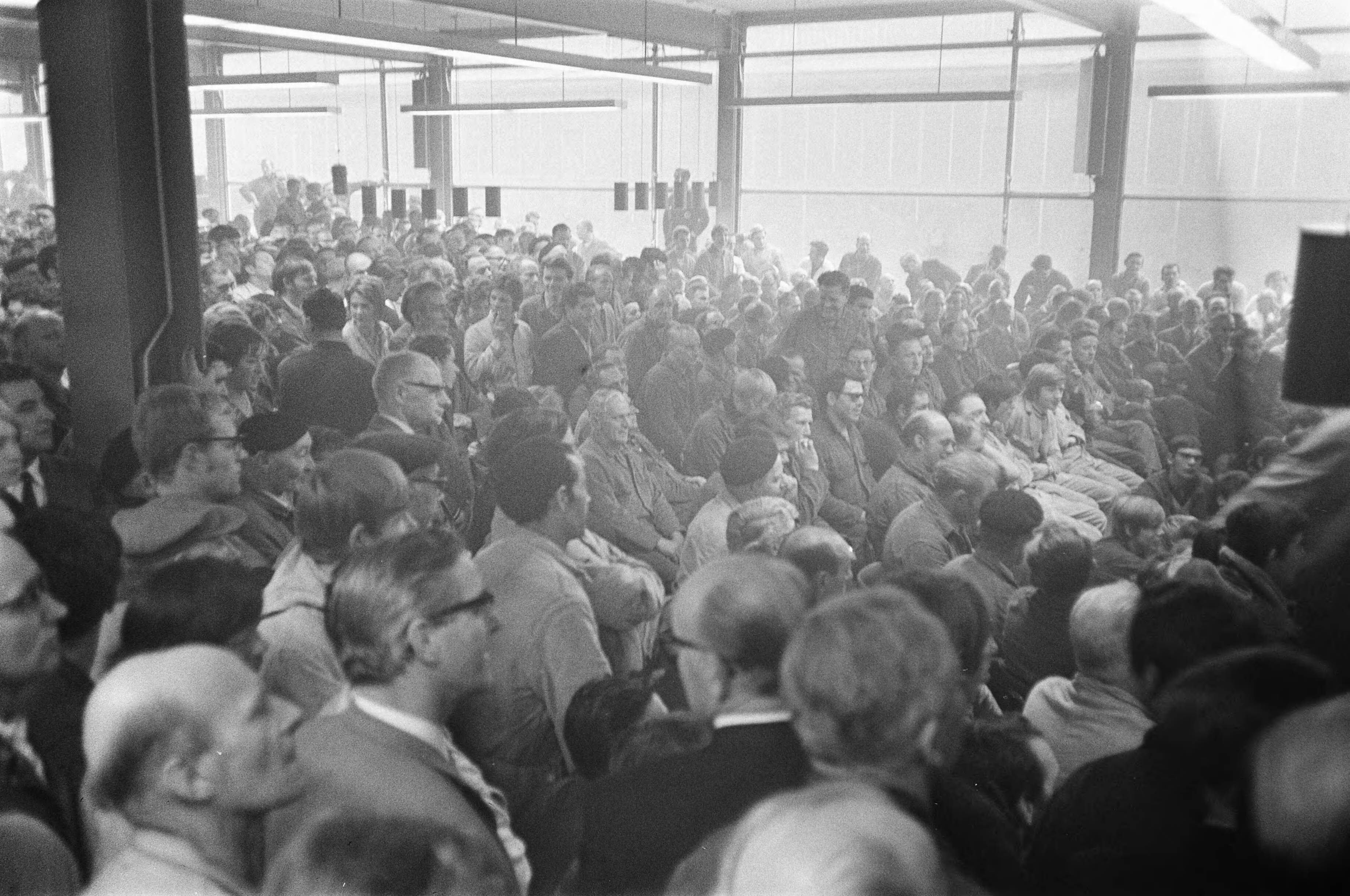 Fotocollectie Anefo — Werknemers Werkspoor vergaderen met de vakbonden in kanti Utrecht. J. Meyninkman (NVV) aan het woord, rechts dhr Gerritsen , die sprak namens de ongeorganiseerde — Foto: Koch, Eric / Anefo. Licentie: Set B: Rechtenvrij / Publiek Domein. Bron: Nationaal Archief. http://hdl.handle.net/10648/ab82770c-d0b4-102d-bcf8-003048976d84