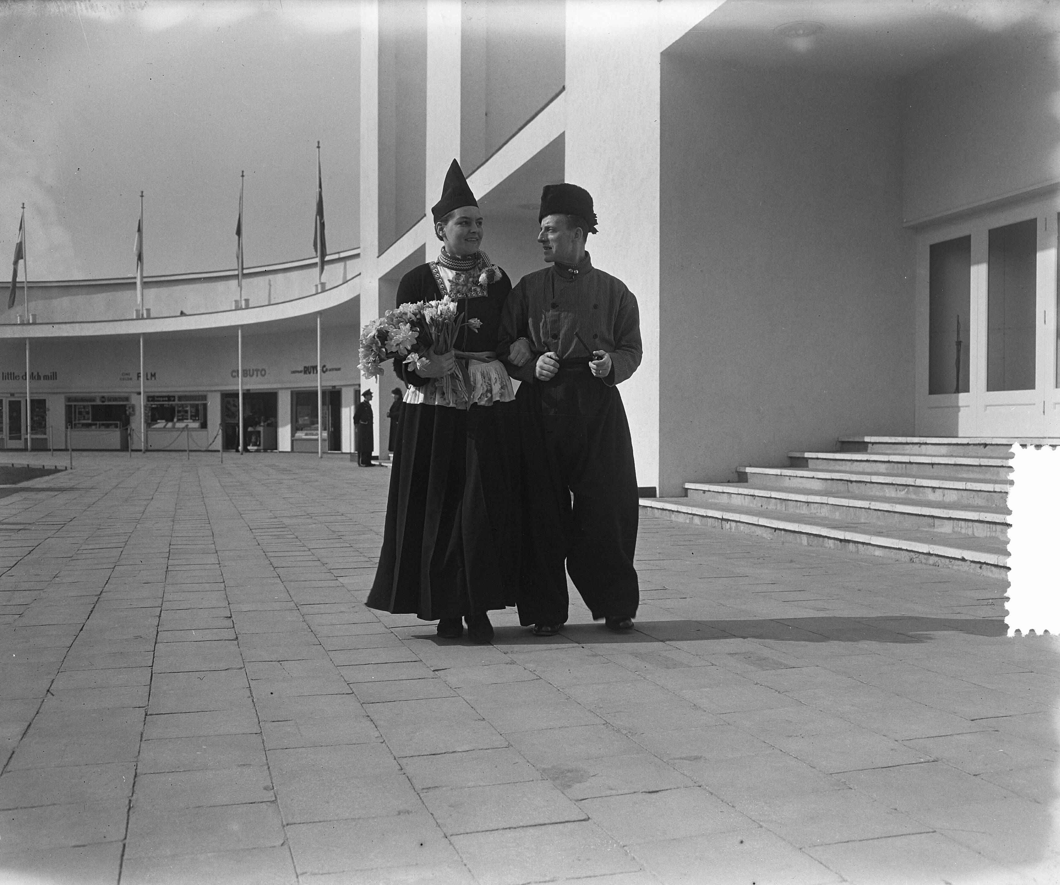 Bloemententoonstelling "Flora" te Heemstede. Volendamse meisjes — Foto: Pot, Harry / Anefo. — Licentie: Set B: Rechtenvrij / Publiek Domein. Bron: Nationaal Archief. http://hdl.handle.net/10648/a908c49a-d0b4-102d-bcf8-003048976d84