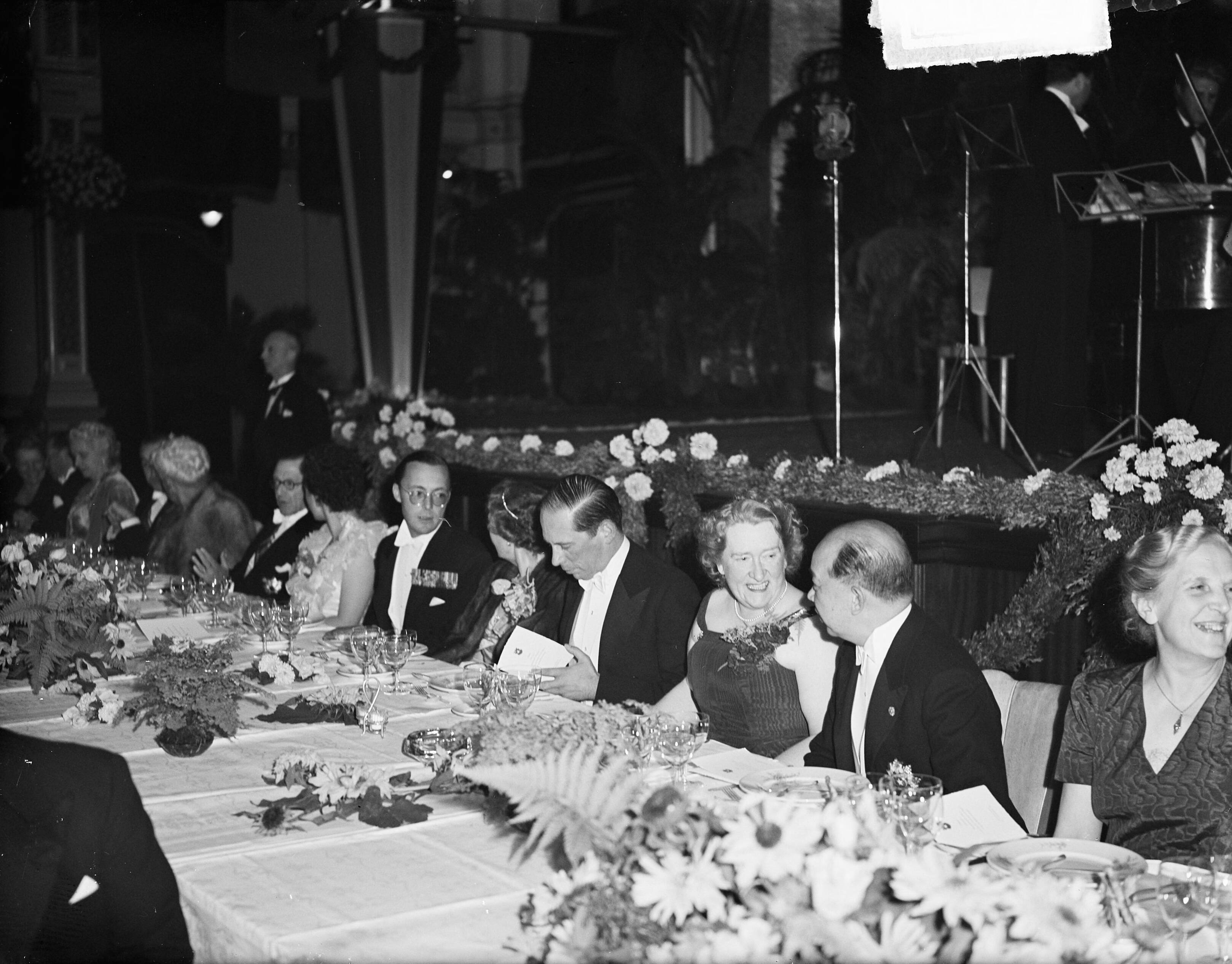 Fotocollectie Anefo — Prins Bernhard bij een diner in het Kurhaus te Scheveningen — Foto: Noske, J.D. / Anefo. Licentie: Set B: Rechtenvrij / Publiek Domein. Bron: Nationaal Archief. http://hdl.handle.net/10648/a8bd8b2e-d0b4-102d-bcf8-003048976d84