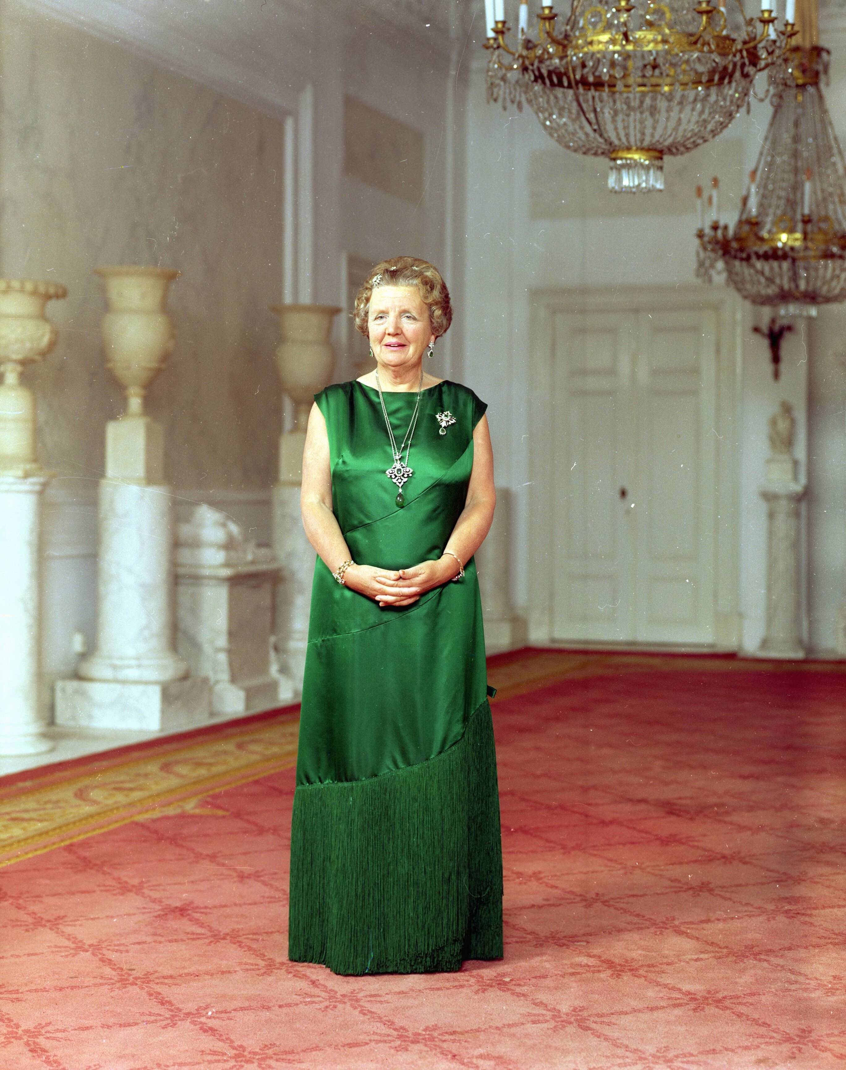 Fotocollectie RVD / Koninklijk Huis — Koningin Juliana, staande in paleis Soestdijk, 1971 — Foto: Koot, Max / RVD. Licentie: Set B: Rechtenvrij / Publiek Domein. Bron: Nationaal Archief. http://hdl.handle.net/10648/afb49184-d0b4-102d-bcf8-003048976d84