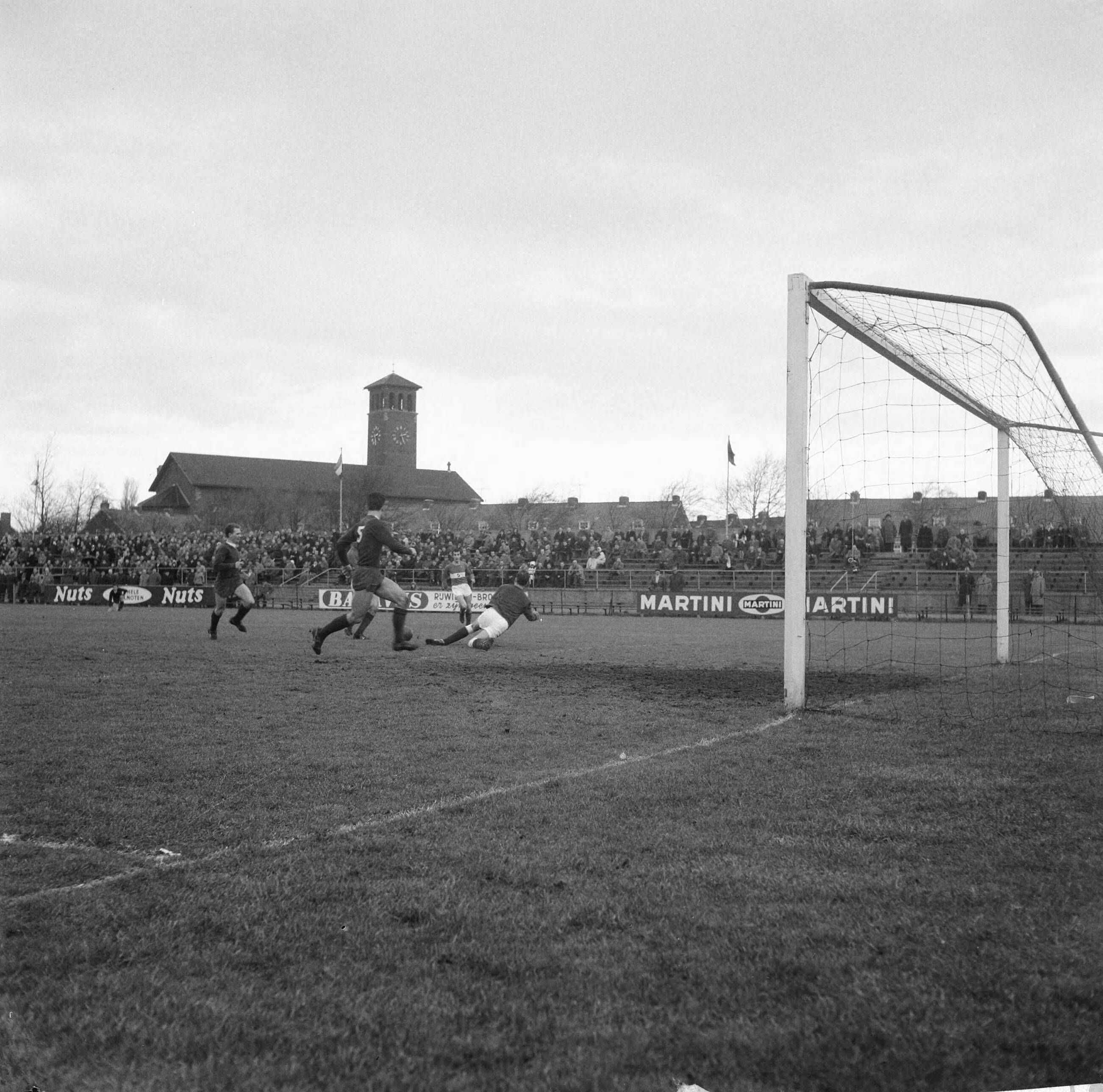 Fotocollectie Anefo — Voetbal. Haarlem tegen AGOVV 2-3. Spelmoment voor het doel van Haarlem. Keeper Van 't Kruis duikt — Foto: Gelderen, Hugo van / Anefo. Licentie: Set B: Rechtenvrij / Publiek Domein. Bron: Nationaal Archief. http://hdl.handle.net/10648/a9f6440e-d0b4-102d-bcf8-003048976d84