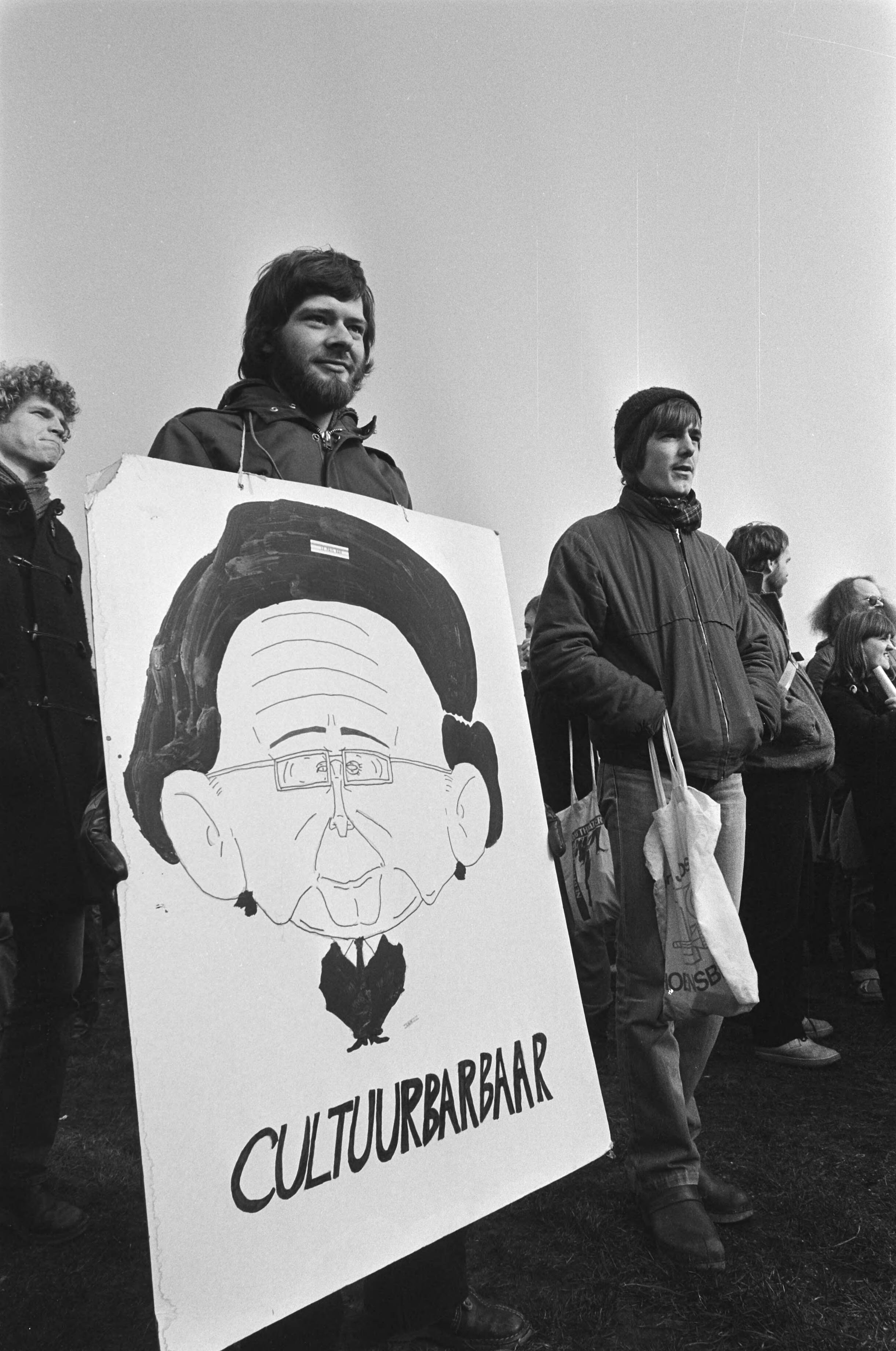 Fotocollectie Anefo — Demonstratie door 10.000 studenten in Den Haag tegen beleid Minister Pais (onderwijs), spandoek met Minister Pais als cultuurbarbaar — Foto: Dijk, Hans van / Anefo. Licentie: Set B: Rechtenvrij / Publiek Domein. Bron: Nationaal Archief. http://hdl.handle.net/10648/acf58f8e-d0b4-102d-bcf8-003048976d84