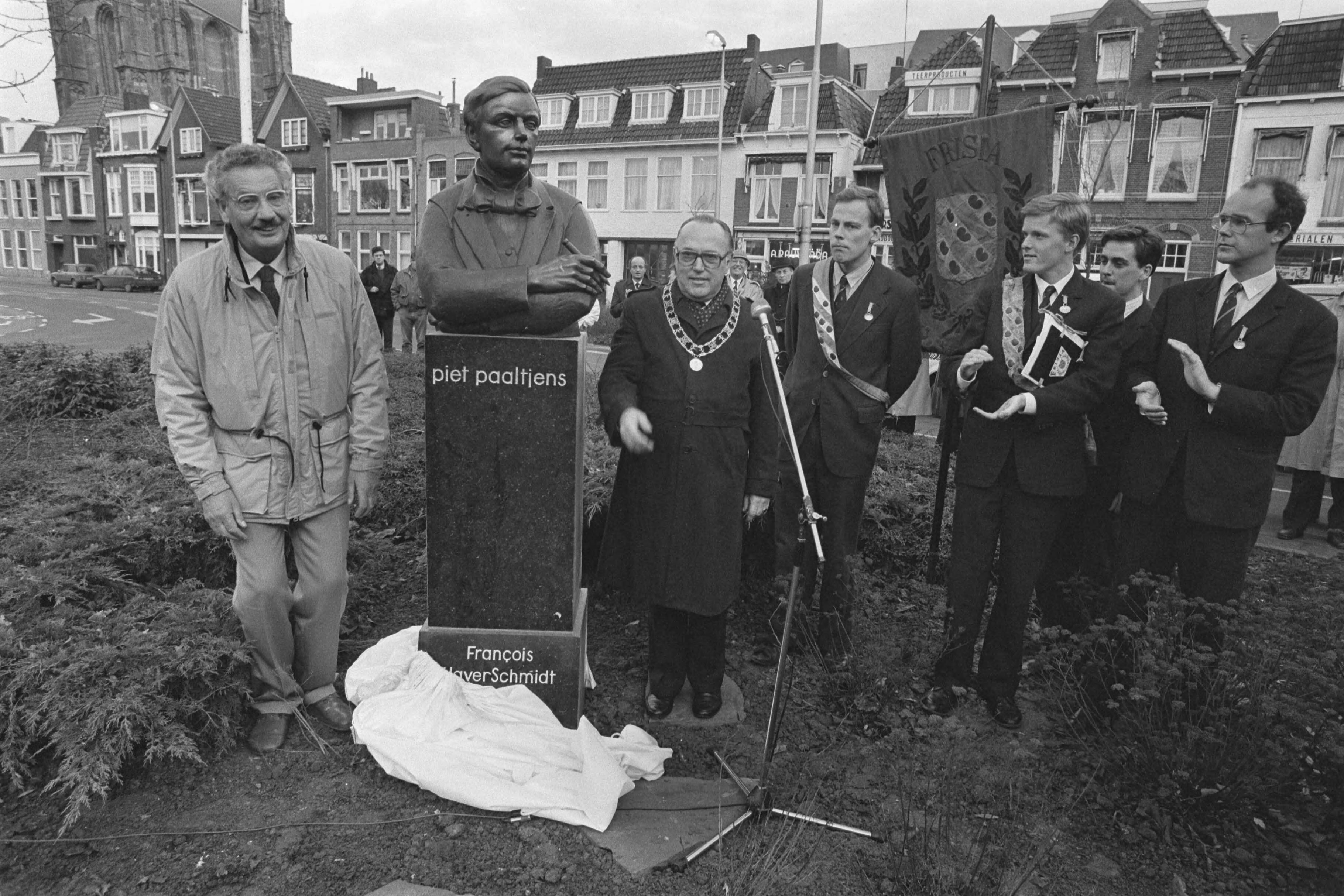 Fotocollectie Anefo — Standbeeld Francois Haverschmidt ( Piet Paaltjens ) onthuld in Leeuwarden door burgemeester Te Loo — Foto: Bogaerts, Rob / Anefo. Licentie: Set B: Rechtenvrij / Publiek Domein. Bron: Nationaal Archief. http://hdl.handle.net/10648/ad5a7d22-d0b4-102d-bcf8-003048976d84