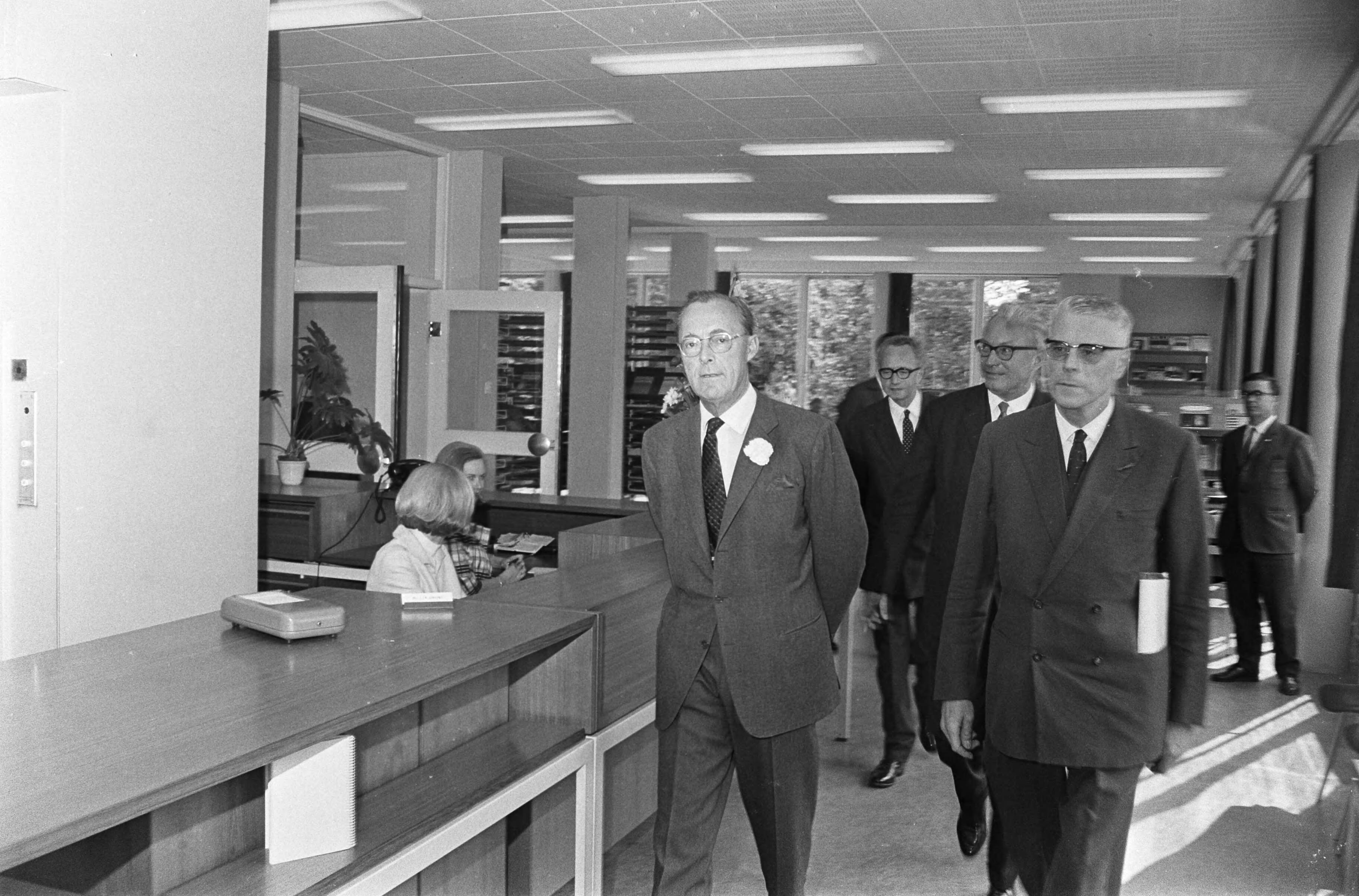 Prins Bernhard opent de nieuwe bibliotheek van de Economische Voorlichtingsdienst te Den Haag — EVD|Bernhard (prins Nederland)|Den Haag|Zuid-Holland|bibliotheken |openingen |ministeries |voorlichting — Foto: Fotograaf Onbekend / Anefo. Licentie: Set B: Rechtenvrij / Publiek Domein. Bron: Nationaal Archief. http://hdl.handle.net/10648/ab1bddc6-d0b4-102d-bcf8-003048976d84