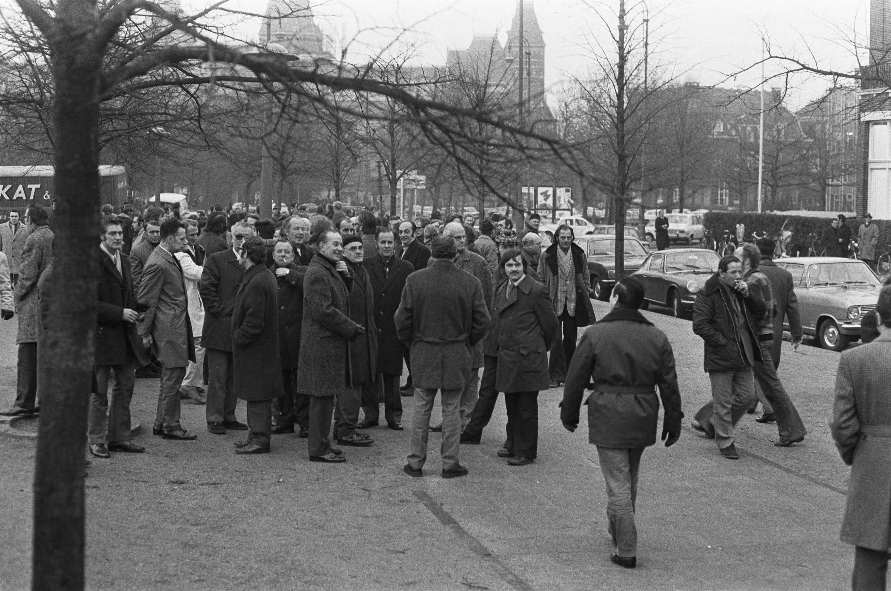 Fotocollectie Anefo — Ambtenaren vertrekken van Museumplein te Amsterdam met bussen i.v.m. landelijke ambtenaren-demonstratie te Den Haag — Foto: Punt, W. / Anefo. Licentie: Set B: Rechtenvrij / Publiek Domein. Bron: Nationaal Archief. http://hdl.handle.net/10648/ac24485c-d0b4-102d-bcf8-003048976d84