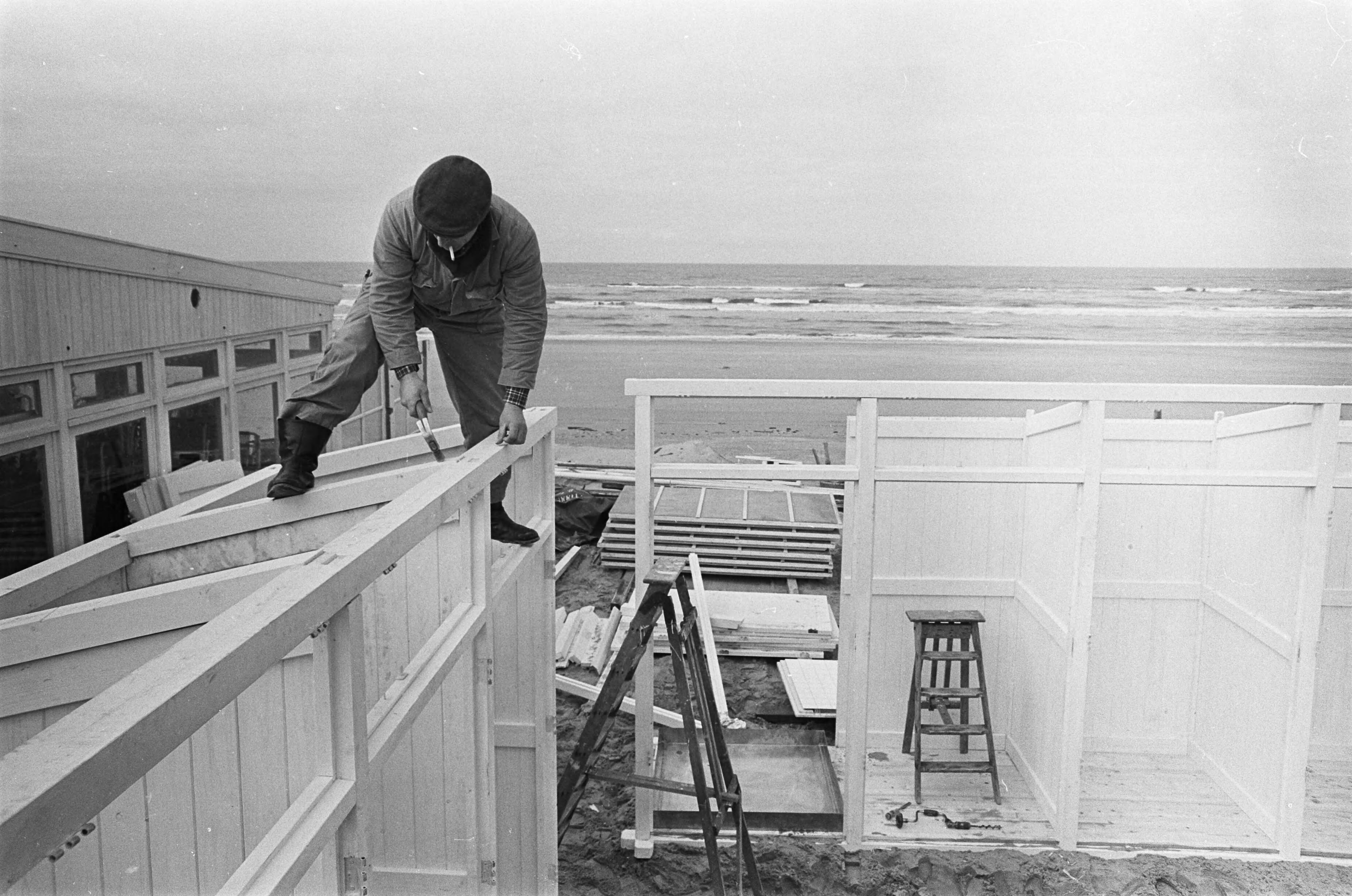 Fotocollectie Anefo — Zomer nadert te Zandvoort. Verschillende restaurants word weer opgezet. Met hamer en zaag aan het werk — Foto: Kroon, Ron / Anefo. Licentie: Set B: Rechtenvrij / Publiek Domein. Bron: Nationaal Archief. http://hdl.handle.net/10648/ab3951f8-d0b4-102d-bcf8-003048976d84