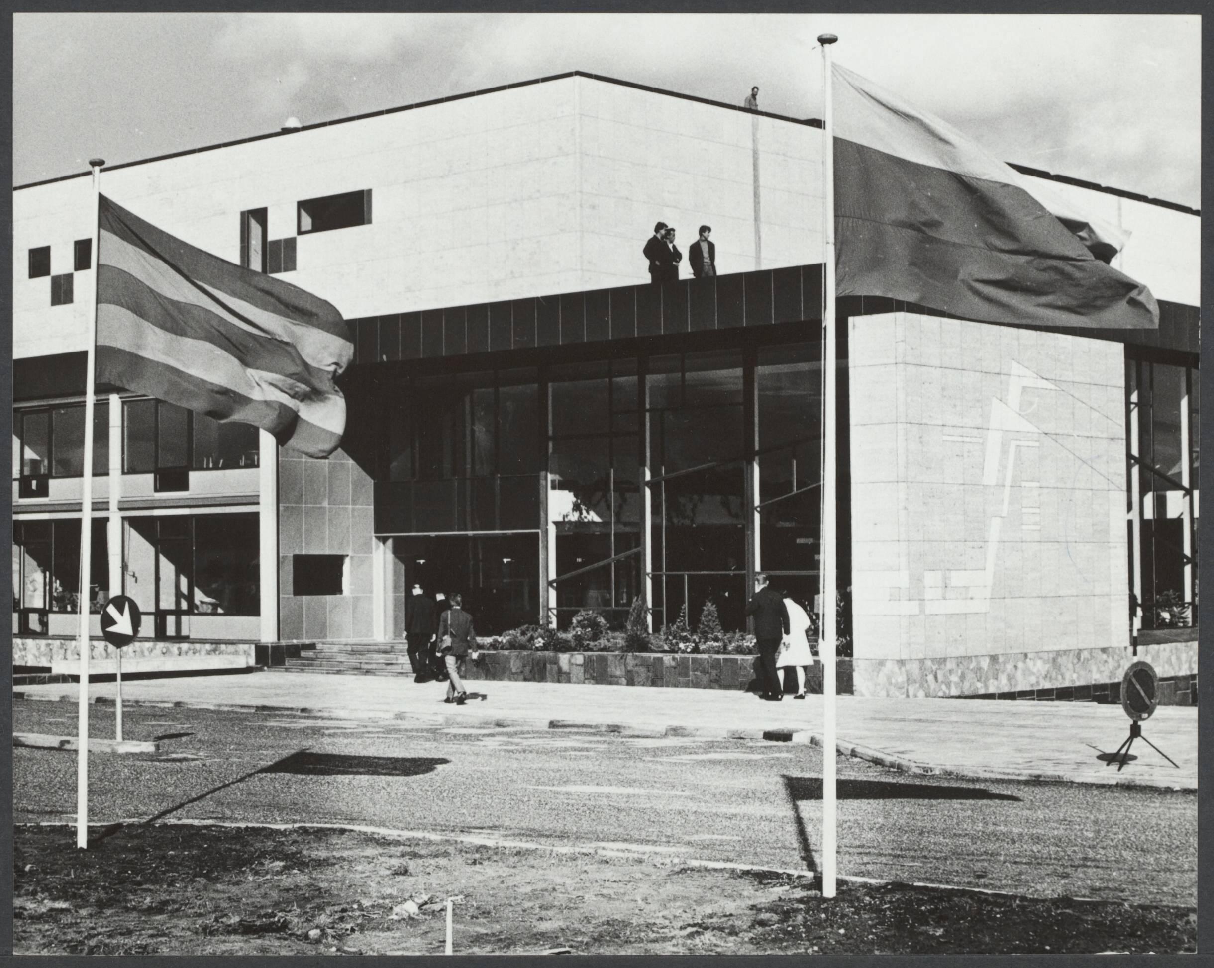 Studiogebouwen — Overzicht van de nieuwe N.T.S. studio (ingang) — Foto: Kroon, Ron / Anefo. Licentie: Set B: Rechtenvrij / Publiek Domein. Bron: Nationaal Archief. http://hdl.handle.net/10648/c32765f9-2425-a262-df39-b38550e974e1