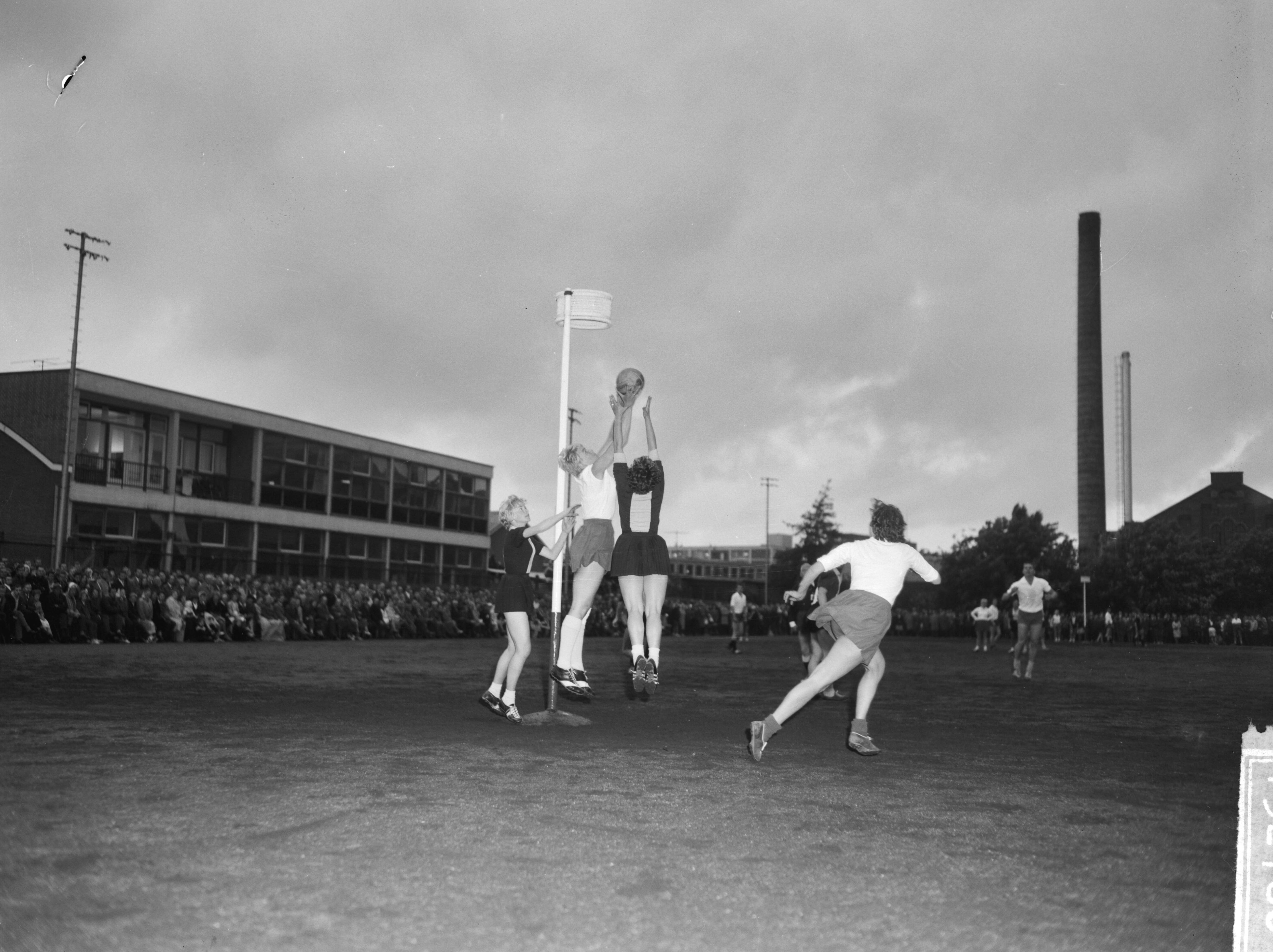 Fotocollectie Anefo — Korfbal. Kampioenschapswedstrijd hoofdklasse A. Westerkwartier tegen Rohda 5-7. Spelmoment — Foto: Bilsen, Joop van / Anefo. Licentie: Set B: Rechtenvrij / Publiek Domein. Bron: Nationaal Archief. http://hdl.handle.net/10648/aa3b7722-d0b4-102d-bcf8-003048976d84
