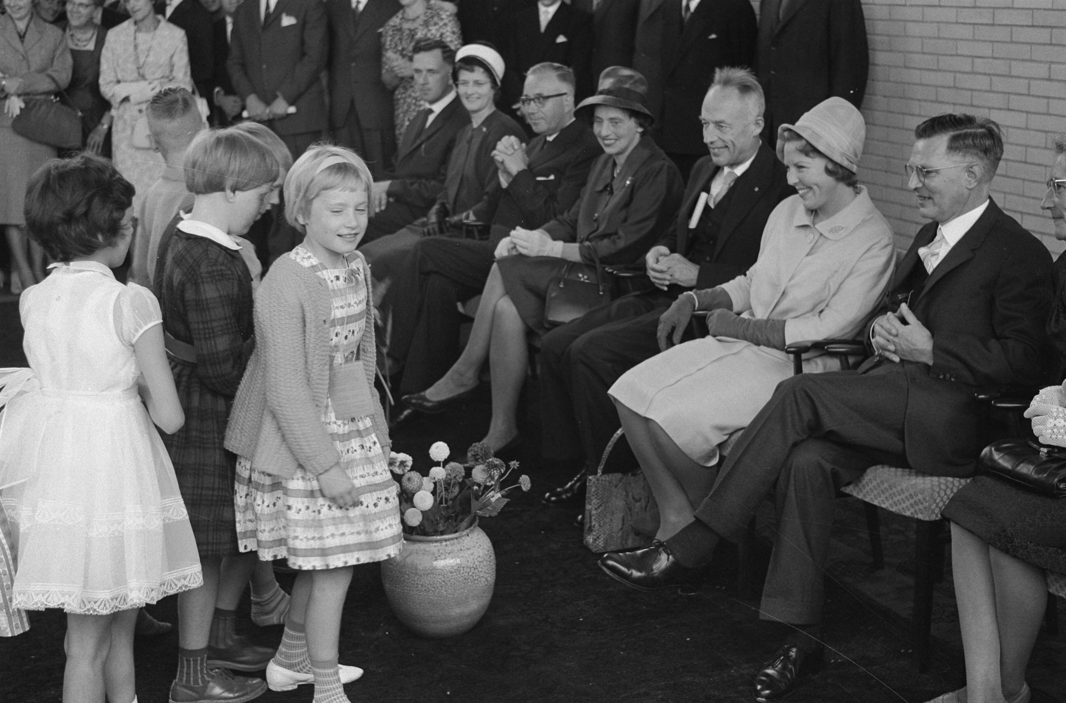 Fotocollectie Anefo — Prinses Beatrix opent Buitenschool in Leeuwarden. De prinses krijgt bloemen in de gymnastiekzaal. Rechts naast de prinses dr. E.H. Hijmersma, voorzitter van de Buitenschool. Links burgemeester mr. A.A.M. van der Meulen — Foto: Pot, Harry / Anefo. Licentie: Set B: Rechtenvrij / Publiek Domein. Bron: Nationaal Archief. http://hdl.handle.net/10648/a9e2616e-d0b4-102d-bcf8-003048976d84