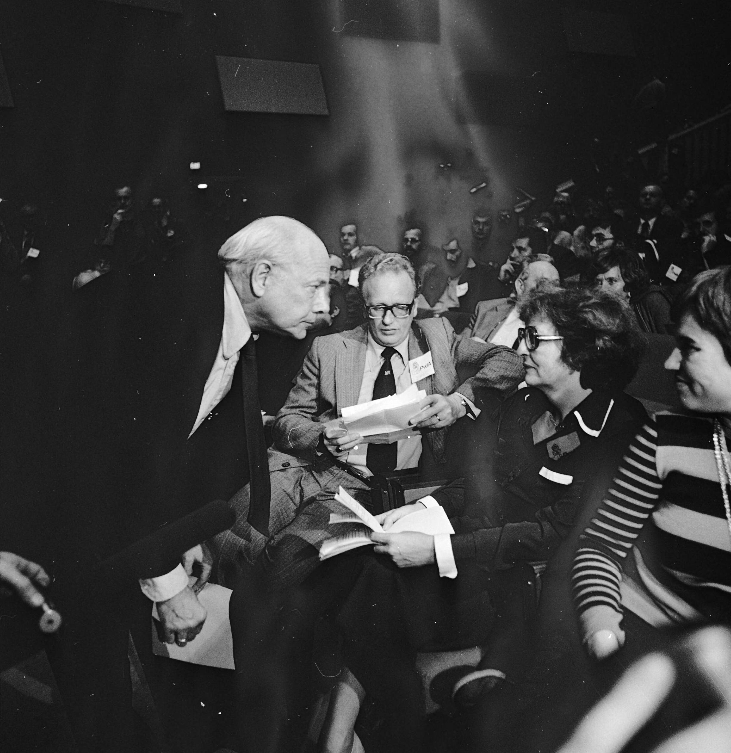 Fotocollectie Anefo — Buitengewoon congres PvdA in Den Haag ; Den Uyl overle met Liesbeth — Foto: Croes, Rob C. / Anefo. Licentie: Set B: Rechtenvrij / Publiek Domein. Bron: Nationaal Archief. http://hdl.handle.net/10648/aca5dc6e-d0b4-102d-bcf8-003048976d84