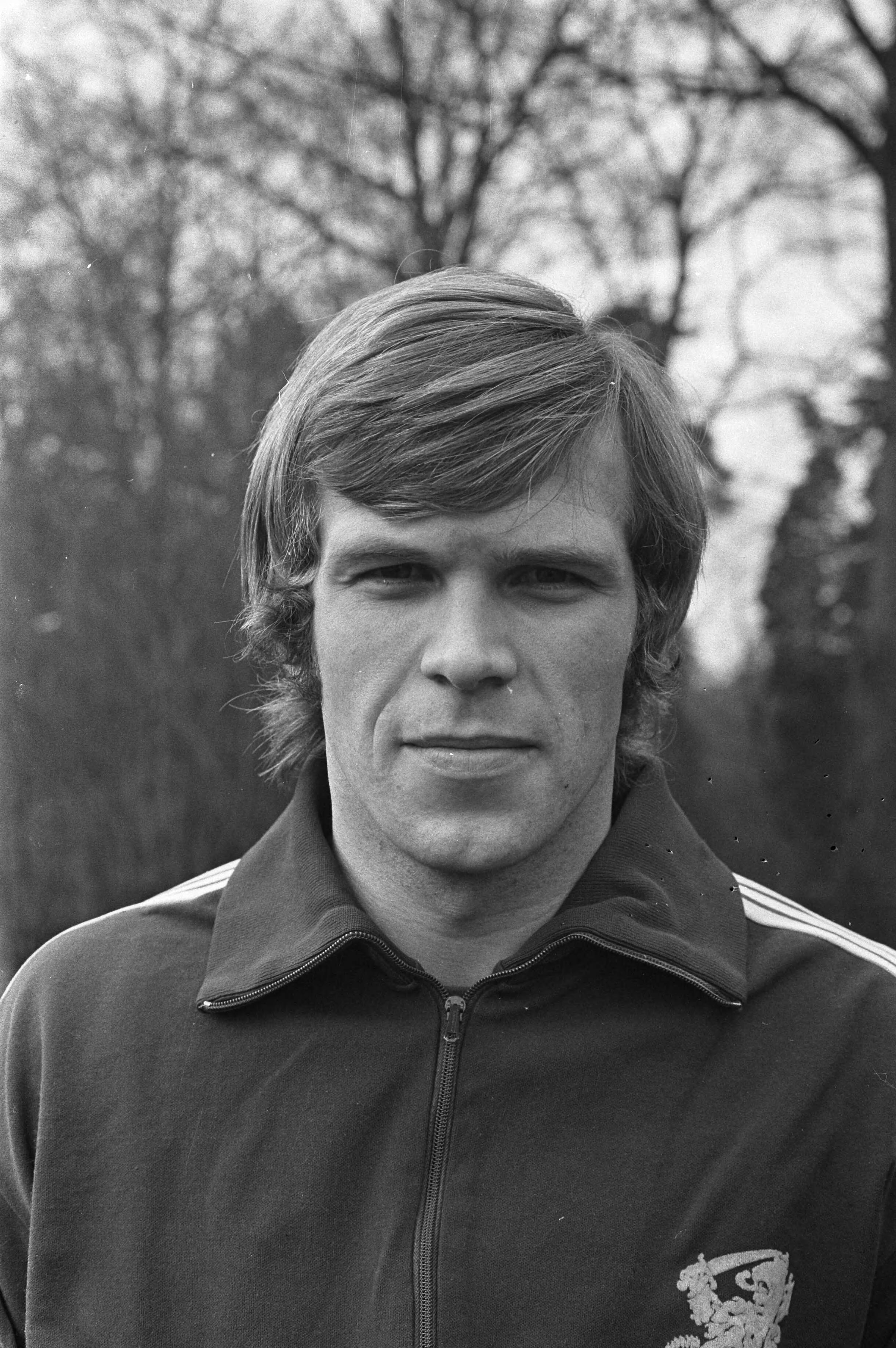 Fotocollectie Anefo — Training Nederlands elftal in Zeist voor vriendschappelijke wedstrijd tegen Griekenland; Theo de Jong — Foto: Mieremet, Rob / Anefo. Licentie: Set B: Rechtenvrij / Publiek Domein. Bron: Nationaal Archief. http://hdl.handle.net/10648/abe05692-d0b4-102d-bcf8-003048976d84