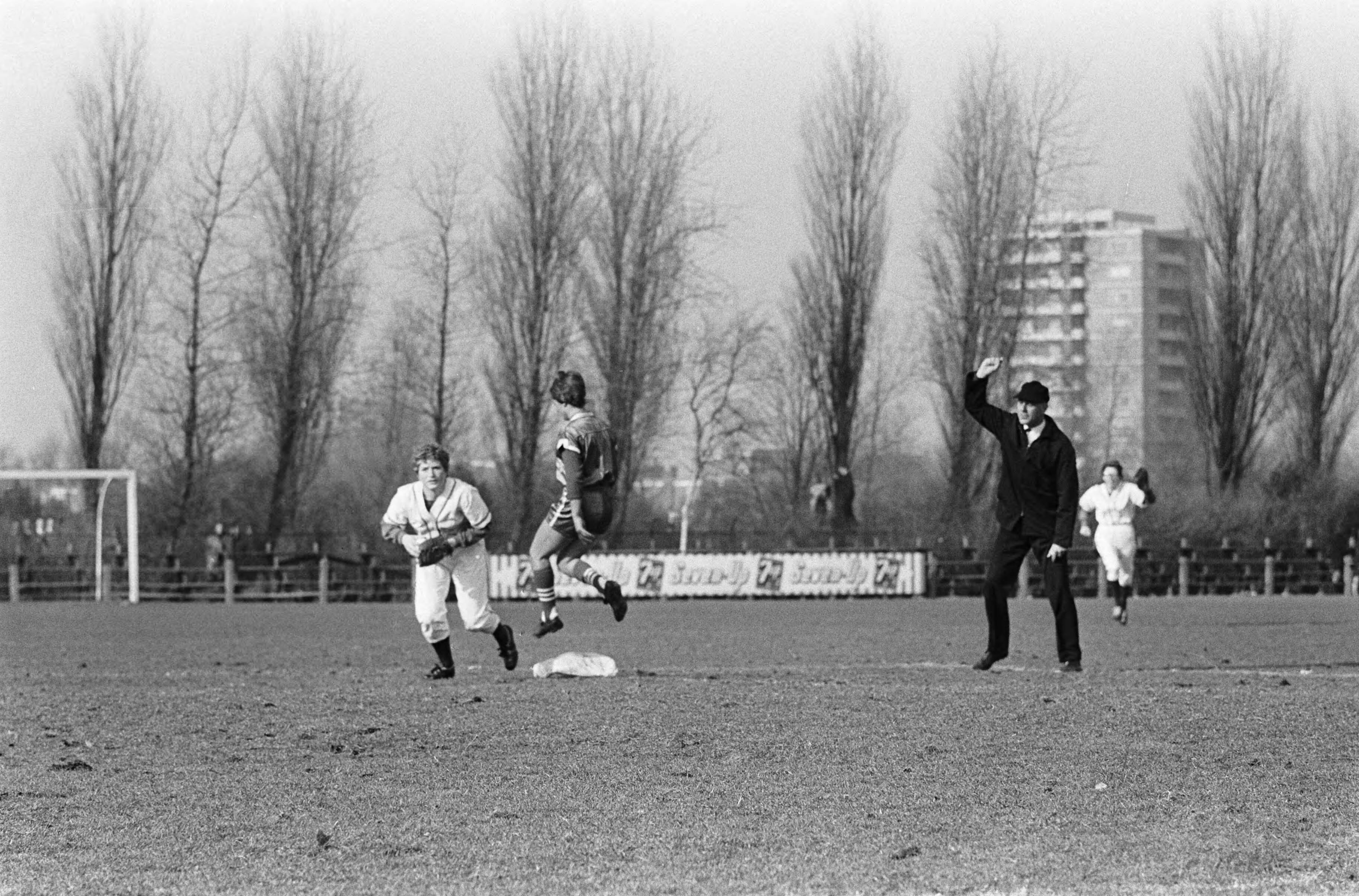 Fotocollectie Anefo — Dames softbal Nederland tegen de Raybestos Brakkettes (Amerikaanse dames) 0-11. Spelmoment, Amerikaanse bereikt een honk — Foto: Kroon, Ron / Anefo. Licentie: Set B: Rechtenvrij / Publiek Domein. Bron: Nationaal Archief. http://hdl.handle.net/10648/aa9907a2-d0b4-102d-bcf8-003048976d84