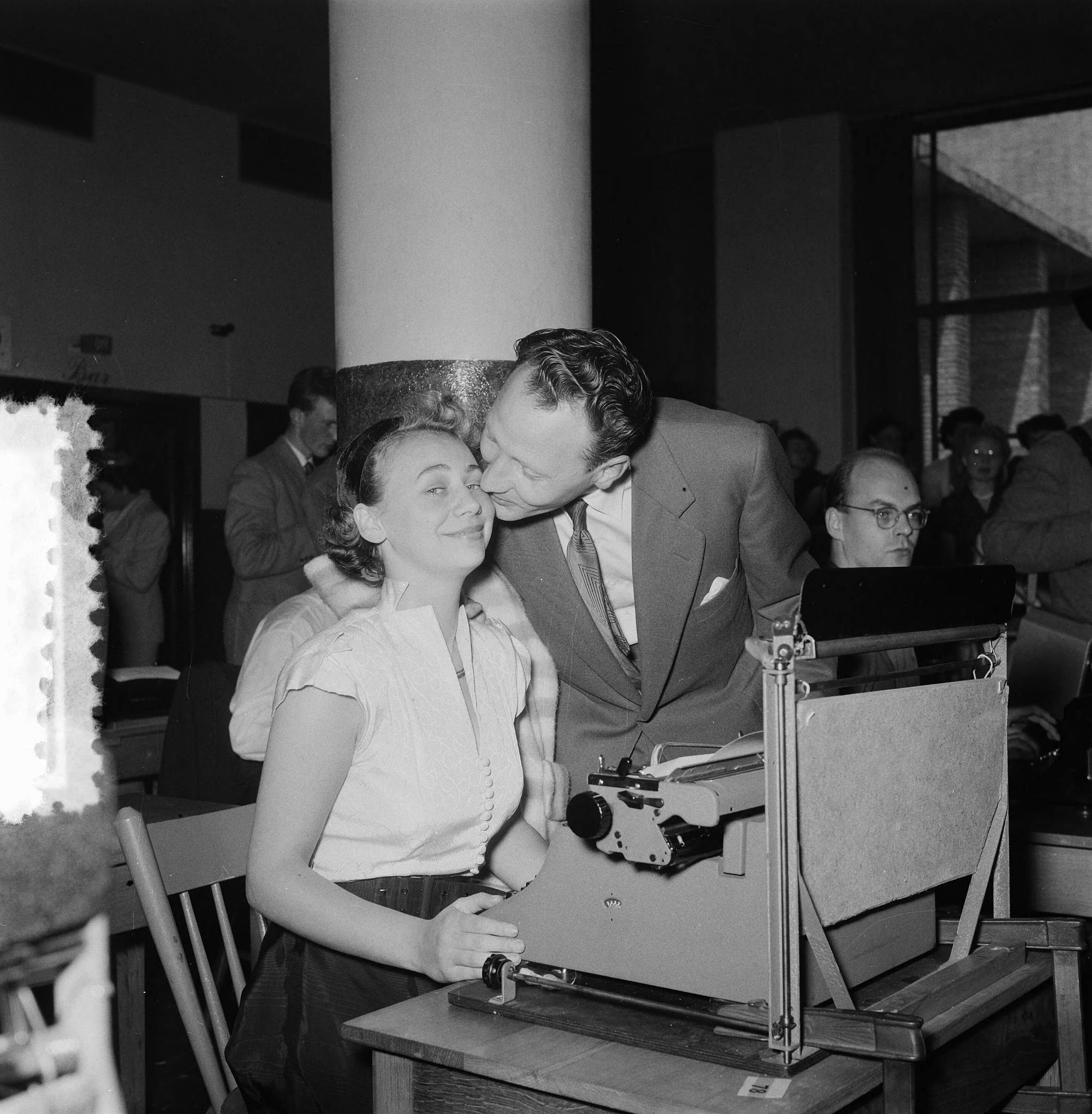 Fotocollectie Anefo — Nationaal Kampioenschap Machineschrijven in de Houtrusthallen te Den Haag. Deelnemende typistes poseren — Foto: Noske, J.D. / Anefo. Licentie: Set B: Rechtenvrij / Publiek Domein. Bron: Nationaal Archief. http://hdl.handle.net/10648/a9138e8e-d0b4-102d-bcf8-003048976d84
