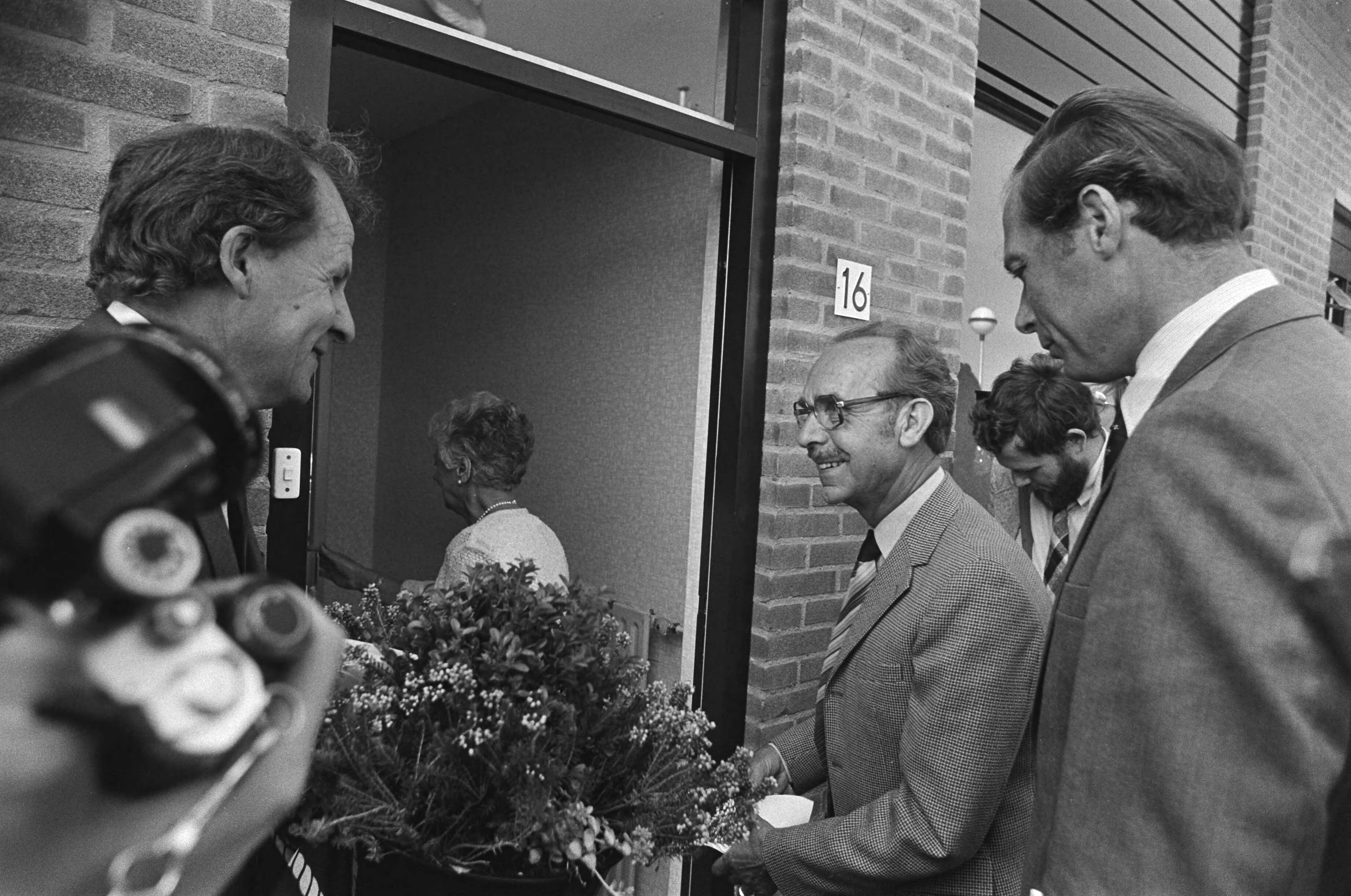 Driemiljoenste na de oorlog gebouwde woning (in het Utrechtse Nieuwegein) symbolisch overgedragen door minister Beelaerts van Blokland van Volkshuisvesting — Staatssecretaris Brokx van Volkshuisvesting (l), bewoners van het huis, het echtpaar de Kruif en minister Beelaerts van Blokland — Foto: Suyk, Koen / Anefo. Licentie: Set B: Rechtenvrij / Publiek Domein. Bron: Nationaal Archief. http://hdl.handle.net/10648/acd001d8-d0b4-102d-bcf8-003048976d84