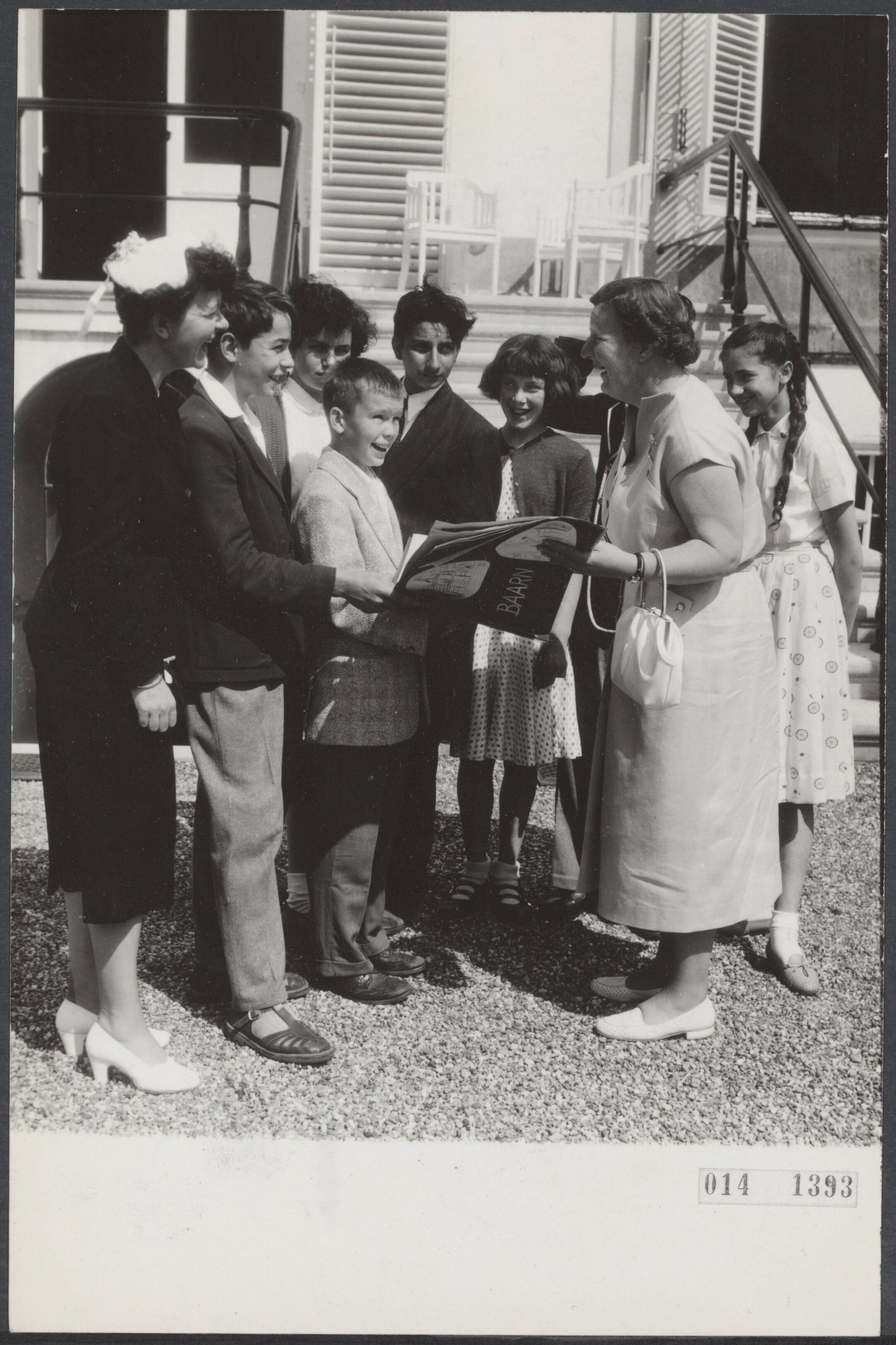 Fotocollectie Elsevier Binnenland — Een delegatie uit het kinderkamp van de World Veterans Federation te Baarn heeft op paleis Soestdijk een boek aan koningin Juliana aangeboden. Vlnr. Rachael Bruckmann (Israël), John Sandison (Engeland), Jarell Muchison (Chicago-USA), Linda Laughlin (Canada), Andjalka Colovic (Joegoslavië), Carlyle Perera (Ceylan), Faker Zamann (Pakistan) — Foto: Fotograaf Onbekend / Anefo. Licentie: Set B: Rechtenvrij / Publiek Domein. Bron: Nationaal Archief. http://hdl.handle.net/10648/adb3a23a-d0b4-102d-bcf8-003048976d84