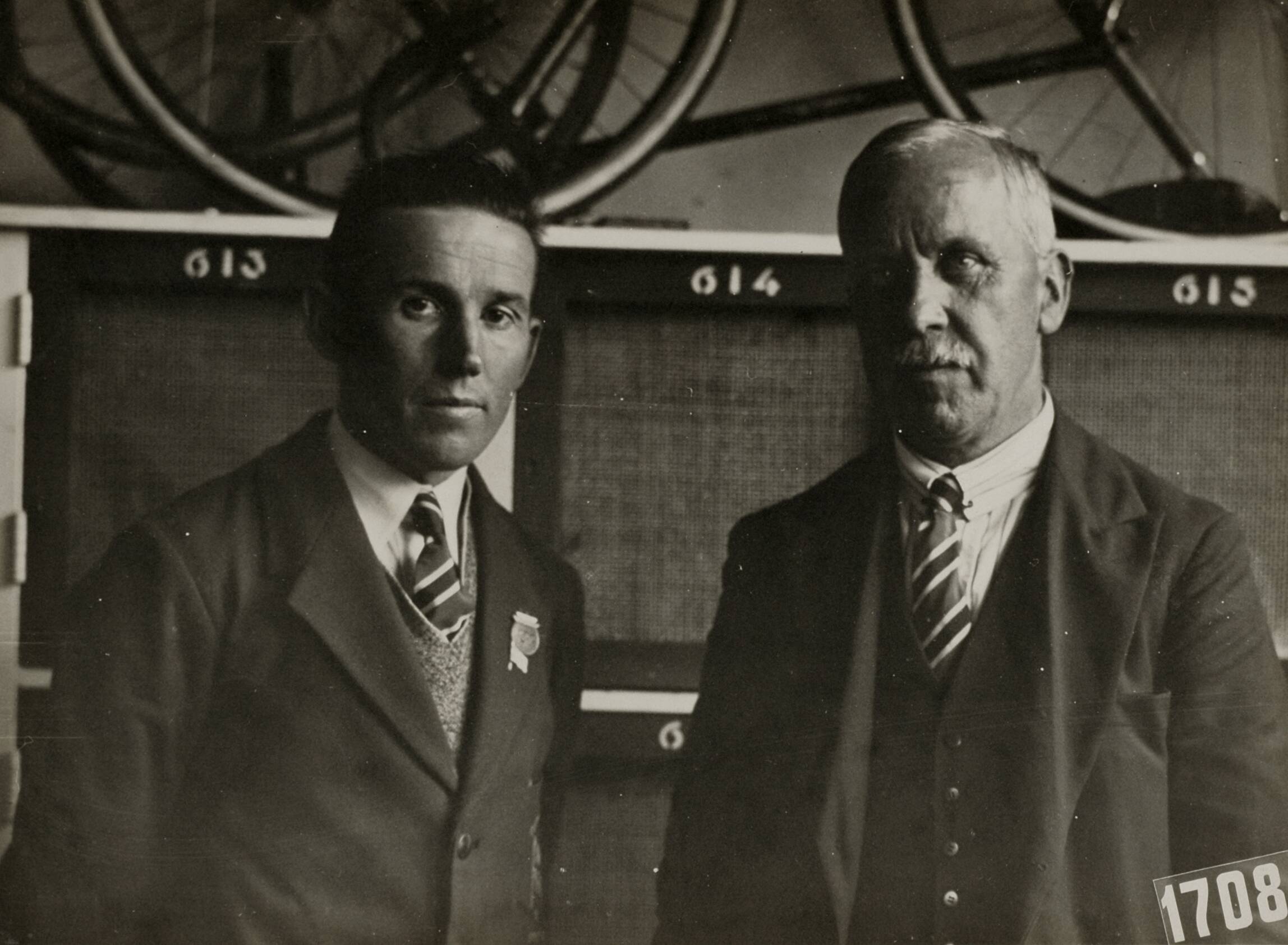 Sport — Sport. Olympische Spelen 1928 Amsterdam, Nederland. Waarschijnlijk twee officiëls bij het onderdeel wielrennen. — Foto: Fotograaf Onbekend / Algemeen Fotobureau Amsterdam / Rechtenvrij (05589). Licentie: Set B: Rechtenvrij / Publiek Domein. Bron: Nationaal Archief. http://hdl.handle.net/10648/35429da6-d6c6-a382-e063-6df0900a6686