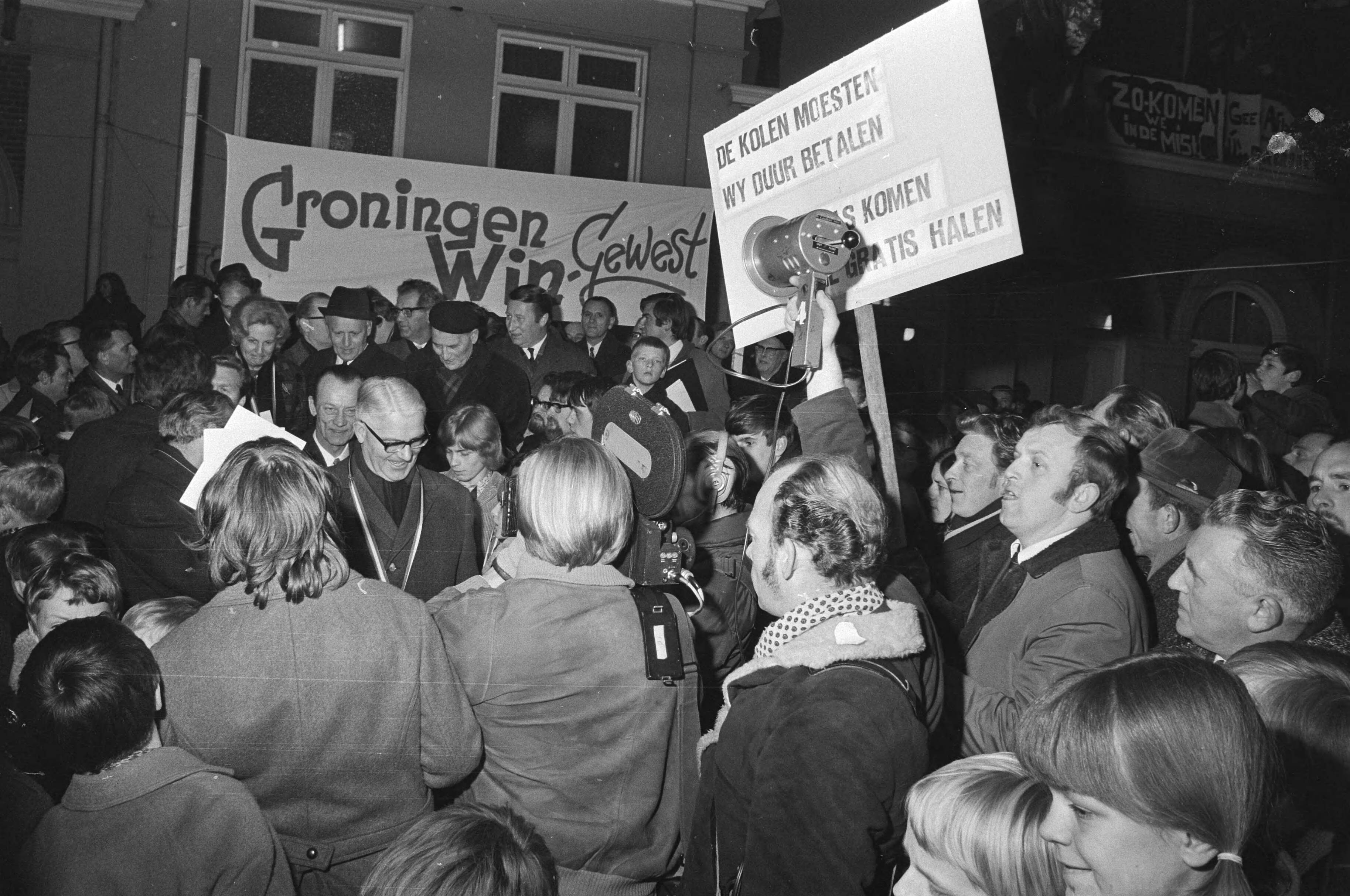 Fotocollectie Anefo — Actie "Noodklok Oost-Groningen". 28 Kamerleden in Winschoten, Oost-Groningen, voor slecht economische situatie — Foto: Verhoeff, Bert / Anefo. Licentie: Set B: Rechtenvrij / Publiek Domein. Bron: Nationaal Archief. http://hdl.handle.net/10648/abb0259e-d0b4-102d-bcf8-003048976d84