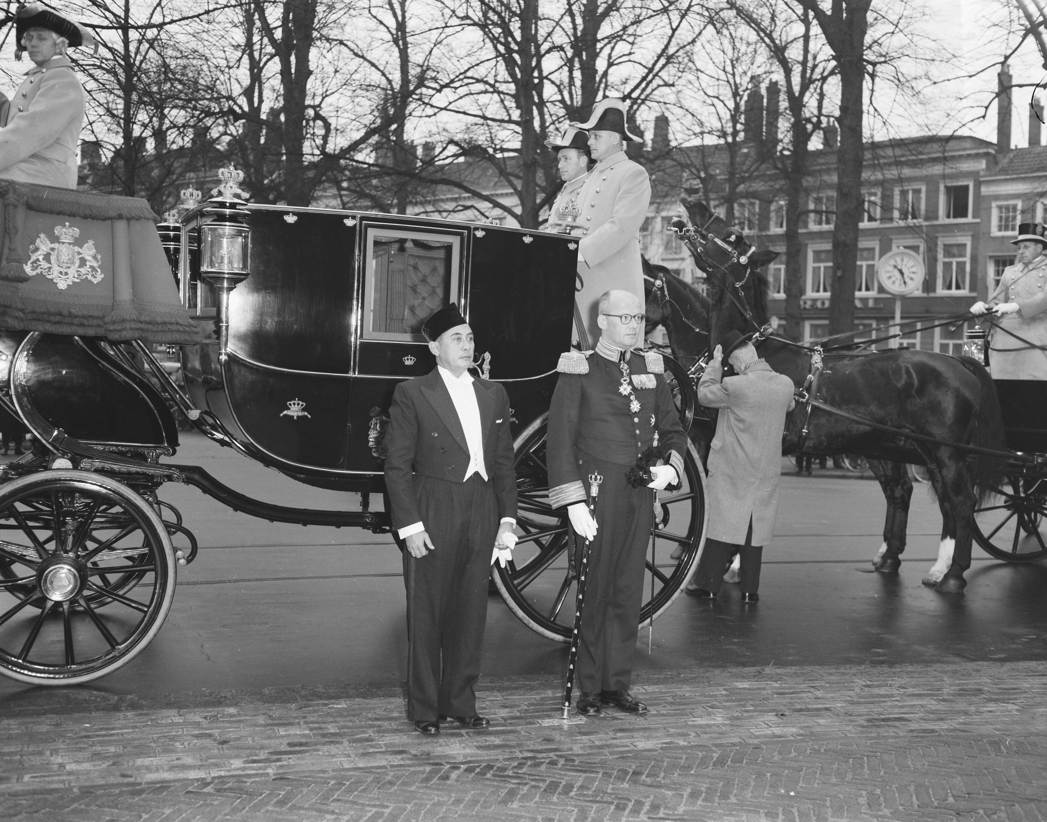 Fotocollectie Anefo — Aanbieding van zijn geloofsbrieven aan koningin Juliana door de ambassadeur van Indonesië, Oetoyo Ramelan — Foto: Pot, Harry / Anefo. Licentie: Set B: Rechtenvrij / Publiek Domein. Bron: Nationaal Archief. http://hdl.handle.net/10648/a93f373c-d0b4-102d-bcf8-003048976d84