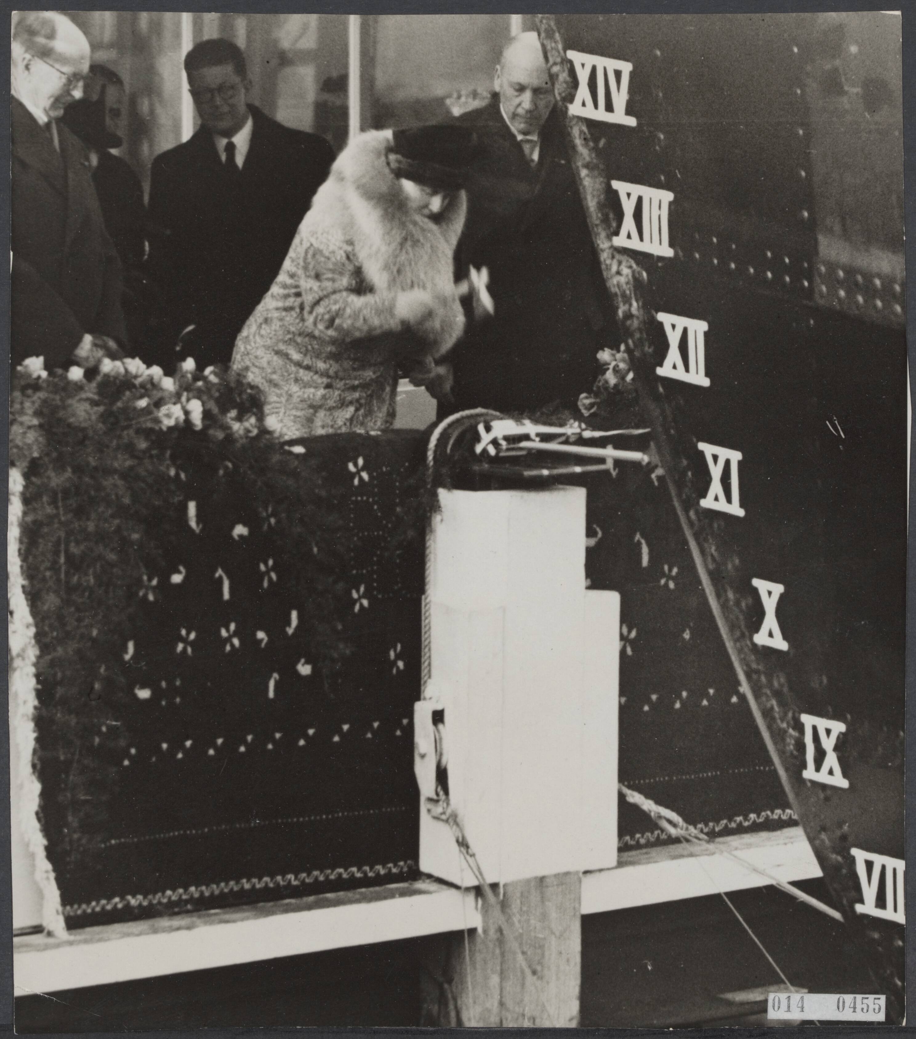 Fotocollectie Elsevier Binnenland — Koningin Wilhelmina doopt op de scheepswerf De Schelde te Vlissingen de "Koningin Emma", het nieuwe motorschip van de Stoomvaart Mij Zeeland — Foto: N.V. Polygoon. Licentie: Set B: Rechtenvrij / Publiek Domein. Bron: Nationaal Archief. http://hdl.handle.net/10648/adb0b0d4-d0b4-102d-bcf8-003048976d84