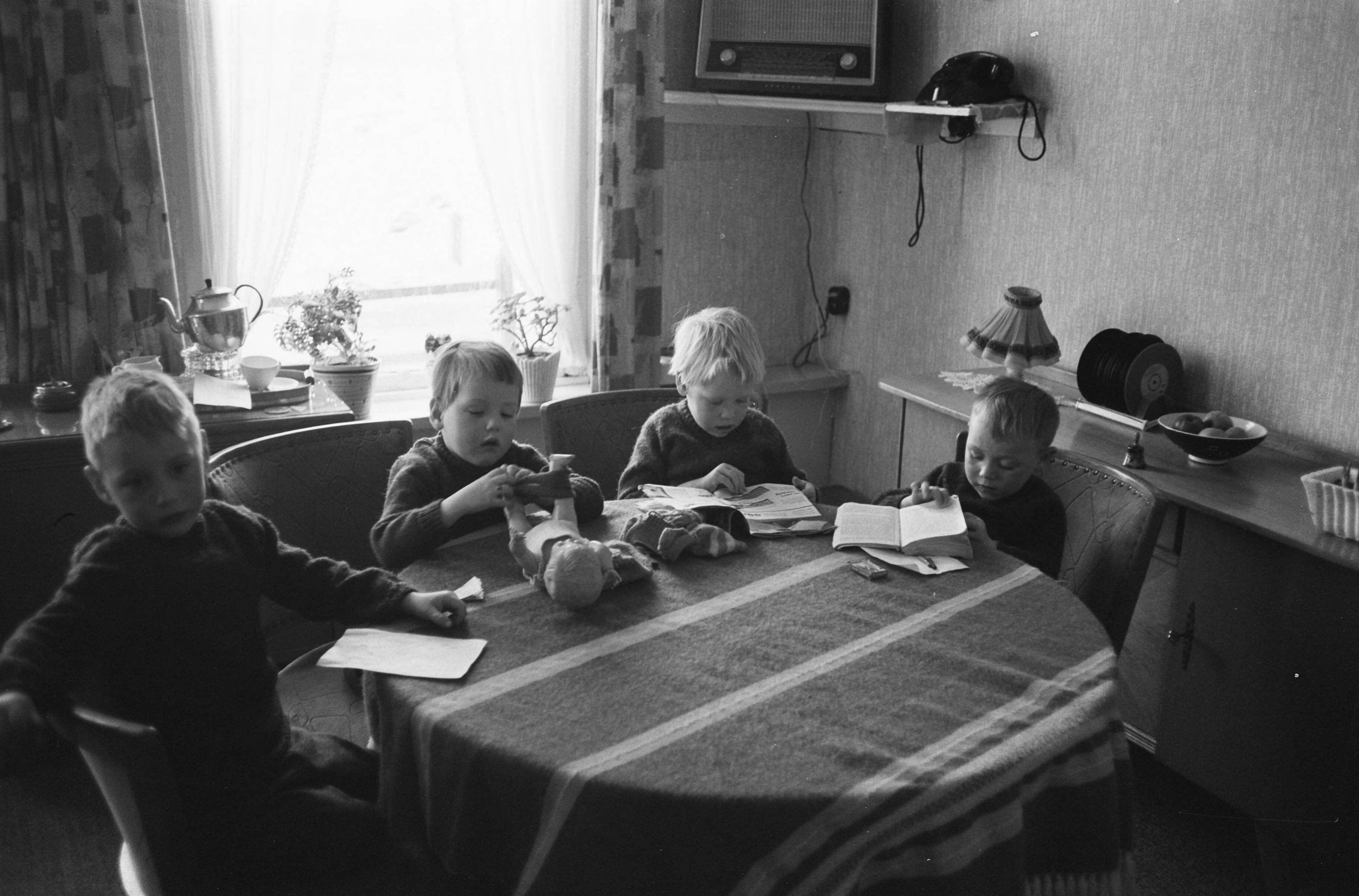 Fotocollectie Anefo — De vierling Lautenbach uit Deinum in Friesland 5-9-1963 5 jaar — Foto: Walta, Winfried / Anefo. Licentie: Set B: Rechtenvrij / Publiek Domein. Bron: Nationaal Archief. http://hdl.handle.net/10648/aa2968ca-d0b4-102d-bcf8-003048976d84