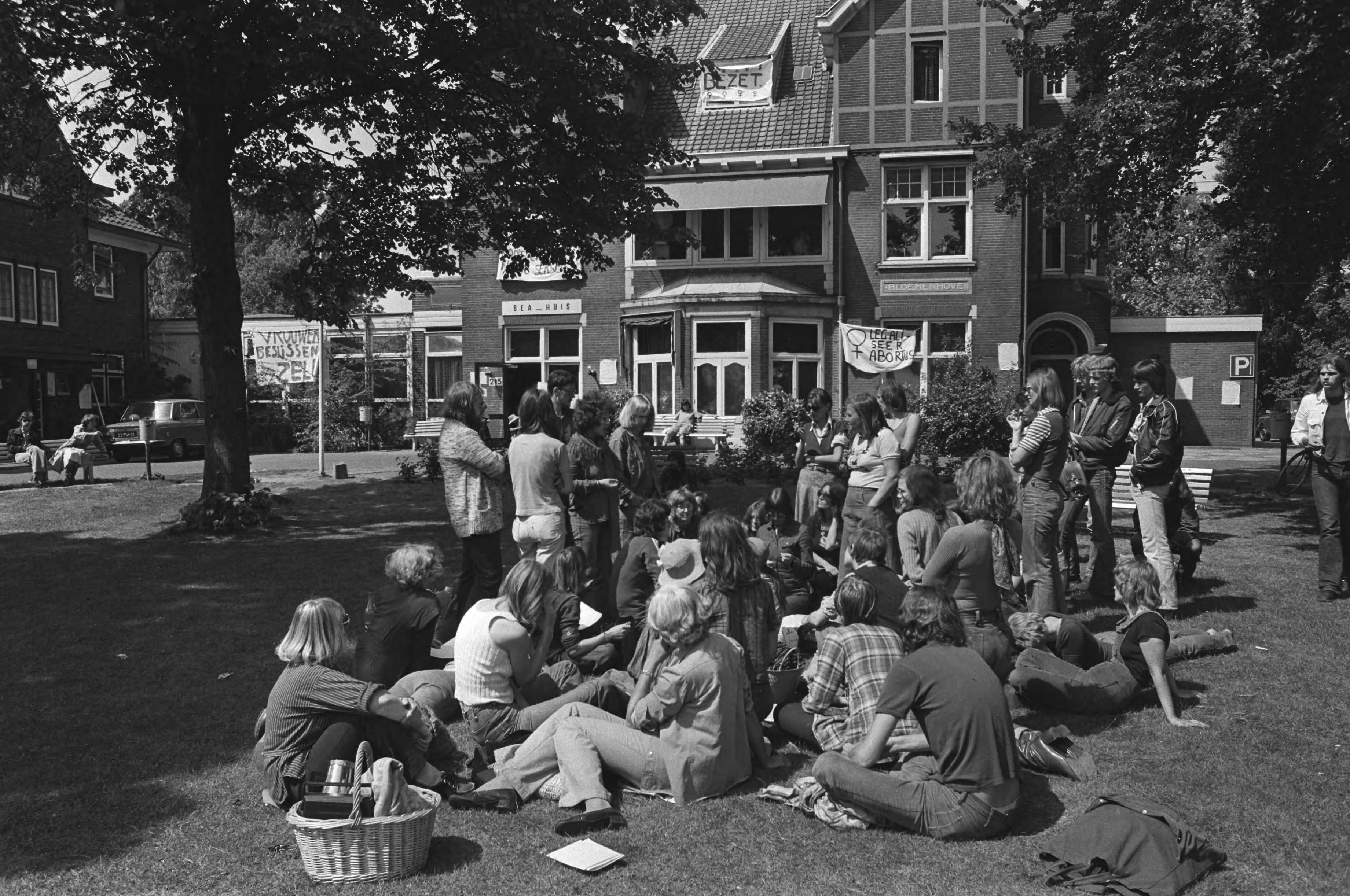 Fotocollectie Anefo — Bezetting Bloemenhovekliniek, Heemstede, bezetsters voor kliniek — Foto: Peters, Hans / Anefo. Licentie: Set B: Rechtenvrij / Publiek Domein. Bron: Nationaal Archief. http://hdl.handle.net/10648/ac84a3fa-d0b4-102d-bcf8-003048976d84