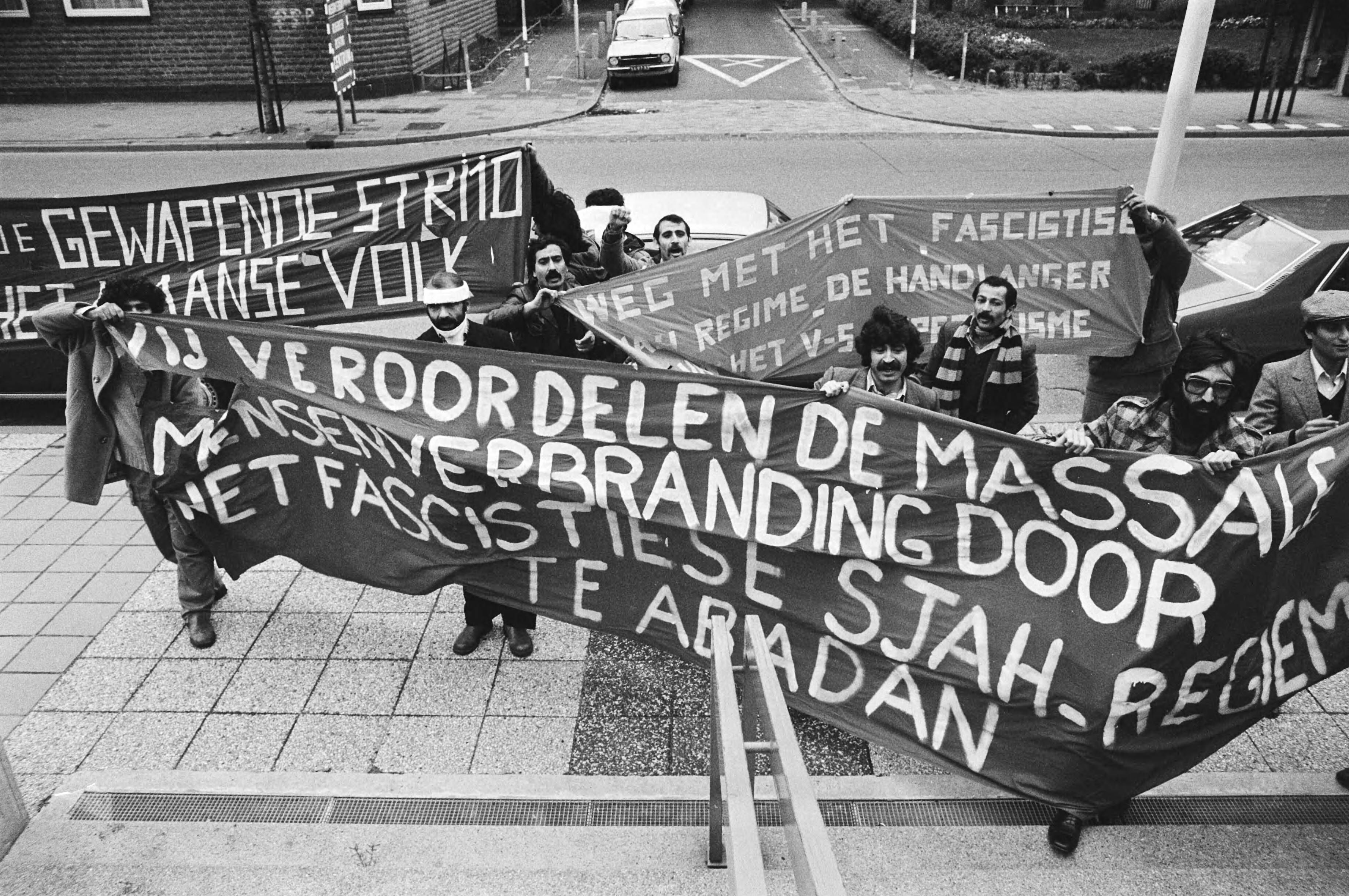 Fotocollectie Anefo — Iraanse studenten (bezetters Wassenaar) met spandoeken bij hun proces ( Den Haag ) — Foto: Bogaerts, Rob / Anefo. Licentie: Set B: Rechtenvrij / Publiek Domein. Bron: Nationaal Archief. http://hdl.handle.net/10648/acbd0772-d0b4-102d-bcf8-003048976d84