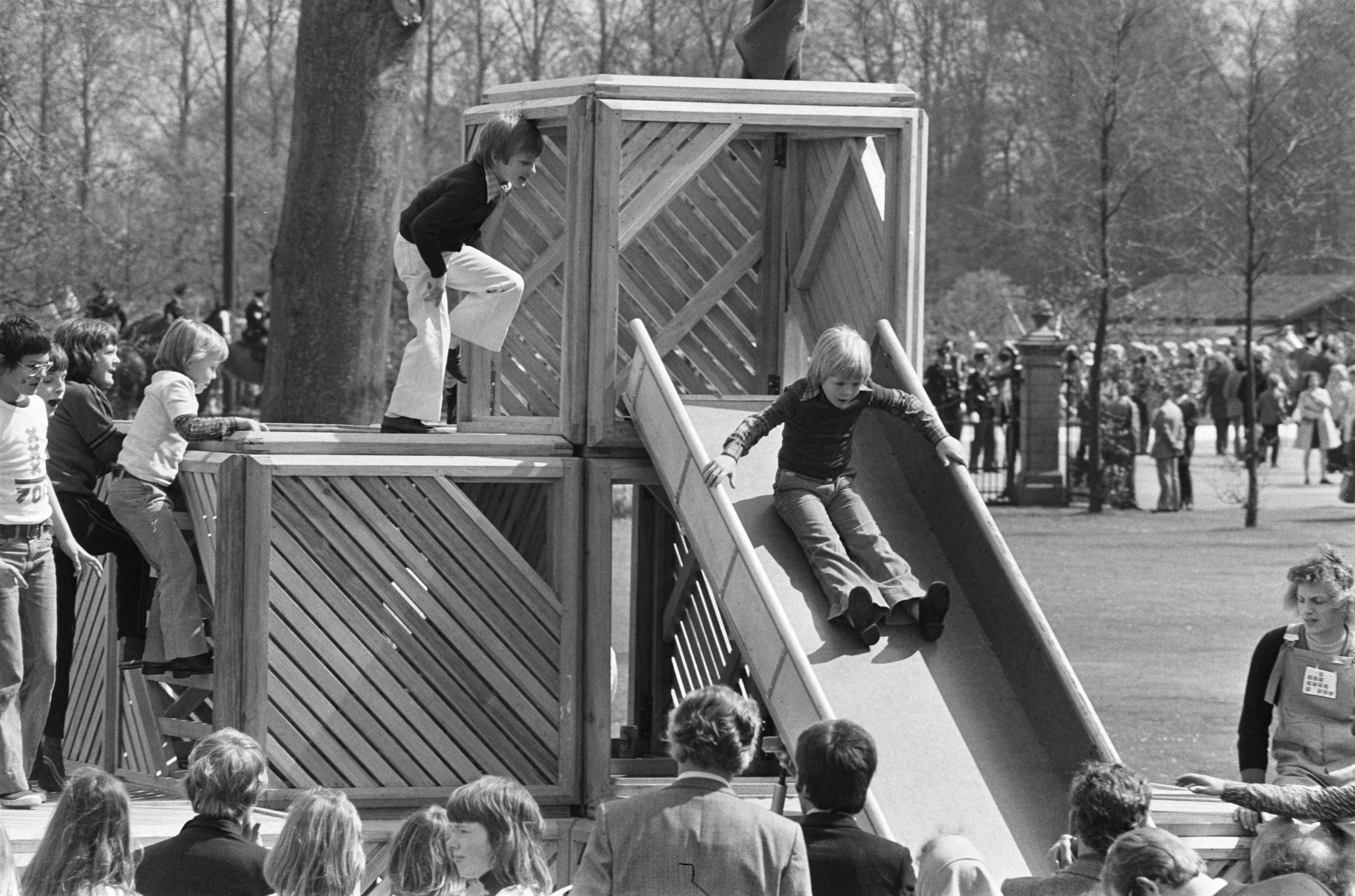 Defilé Paleis Soestdijk — Johan Friso, Maurits en Willem-Alexander spelend op de glijbaan — Foto: Verhoeff, Bert / Anefo. Licentie: Set B: Rechtenvrij / Publiek Domein. Bron: Nationaal Archief. http://hdl.handle.net/10648/ac679c9c-d0b4-102d-bcf8-003048976d84