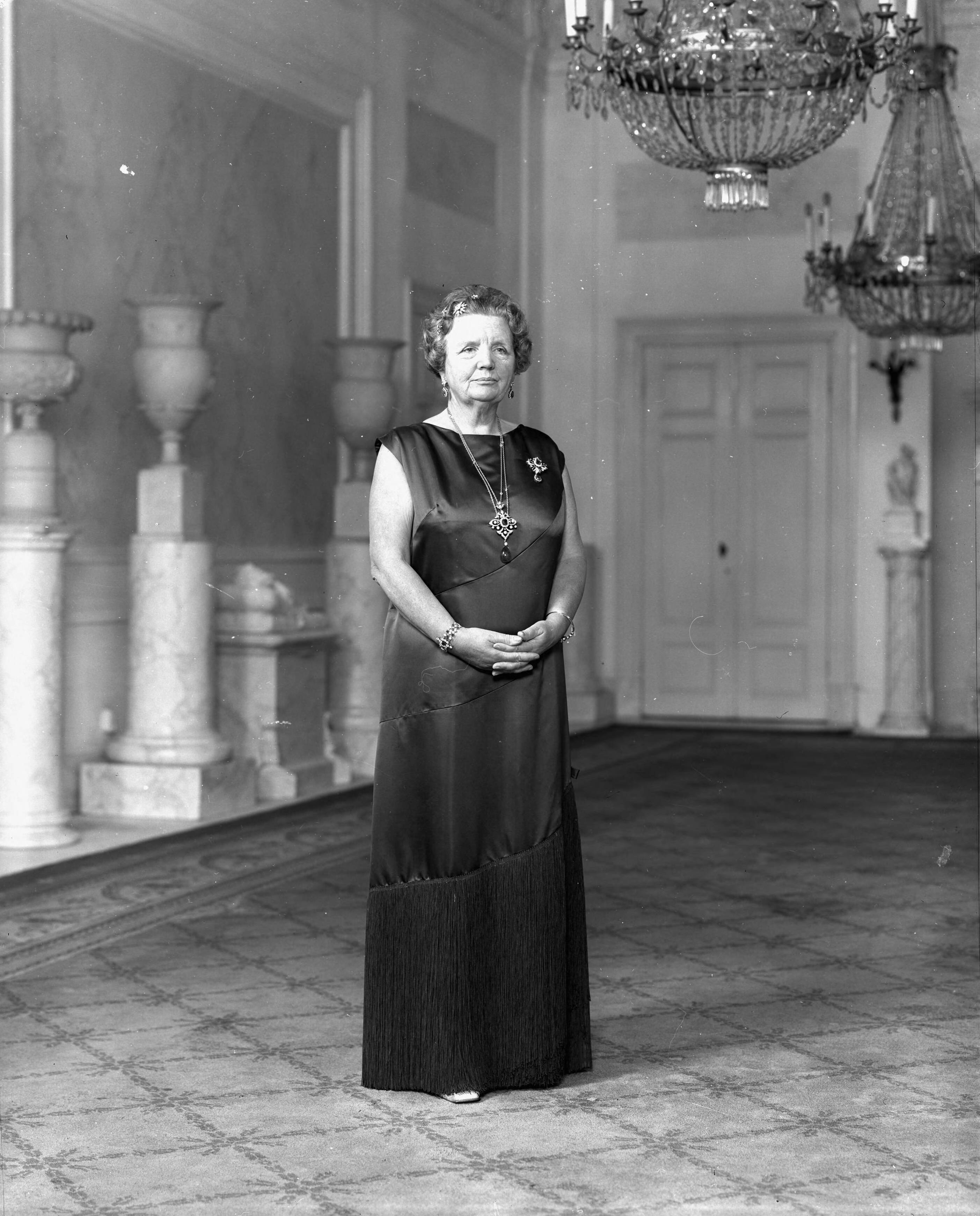 Fotocollectie RVD / Koninklijk Huis — Koningin Juliana, staande in paleis Soestdijk, 1971 — Foto: Koot, Max / RVD. Licentie: Set B: Rechtenvrij / Publiek Domein. Bron: Nationaal Archief. http://hdl.handle.net/10648/afb481f8-d0b4-102d-bcf8-003048976d84