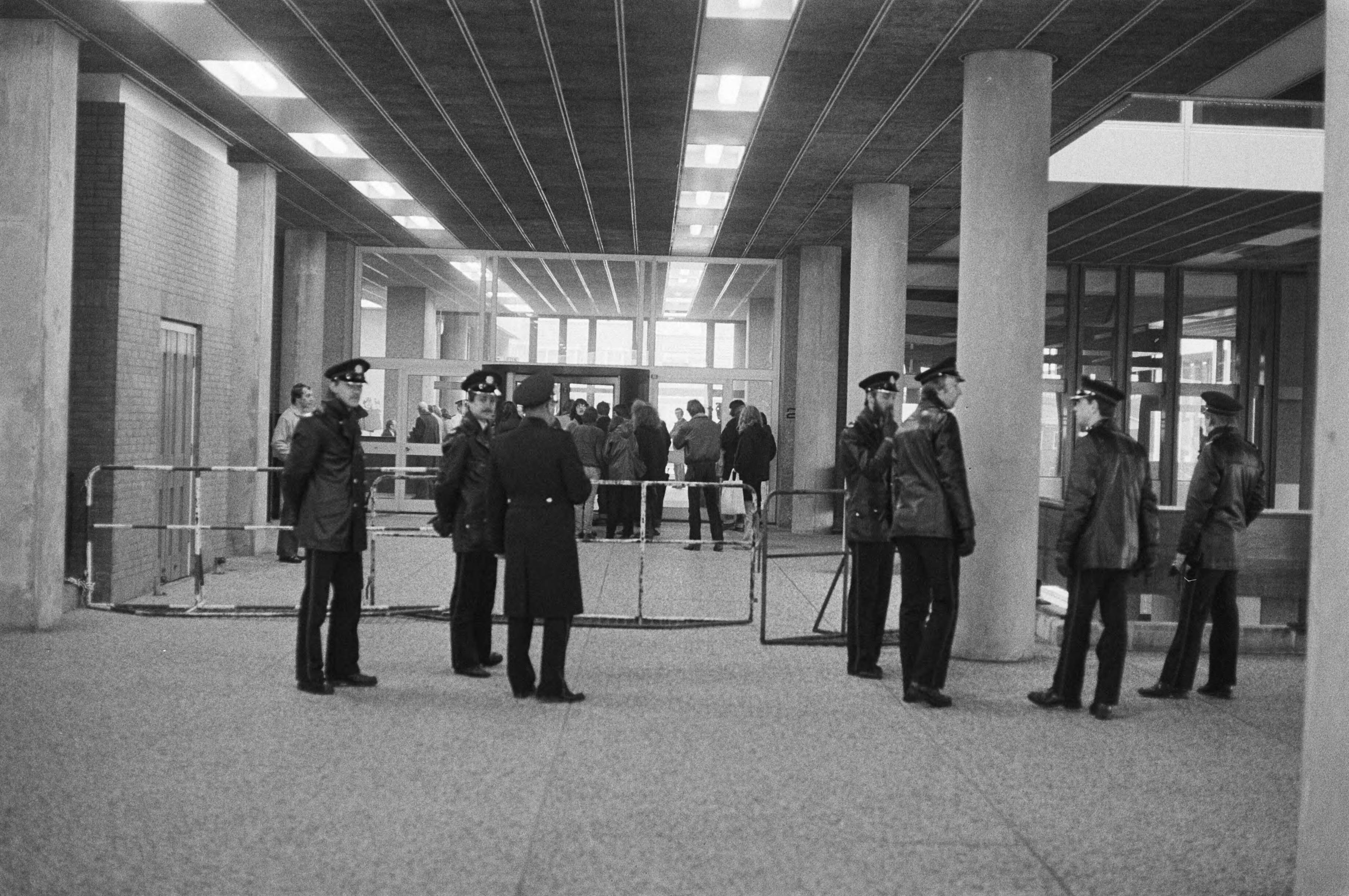 Fotocollectie Anefo — Totaalweigeraars voor Hoog Militair Gerechtshof in Den Haag ; ingang Paleis van Justitie streng bewaakt — Foto: Suyk, Koen / Anefo. Licentie: Set B: Rechtenvrij / Publiek Domein. Bron: Nationaal Archief. http://hdl.handle.net/10648/acdbfa42-d0b4-102d-bcf8-003048976d84