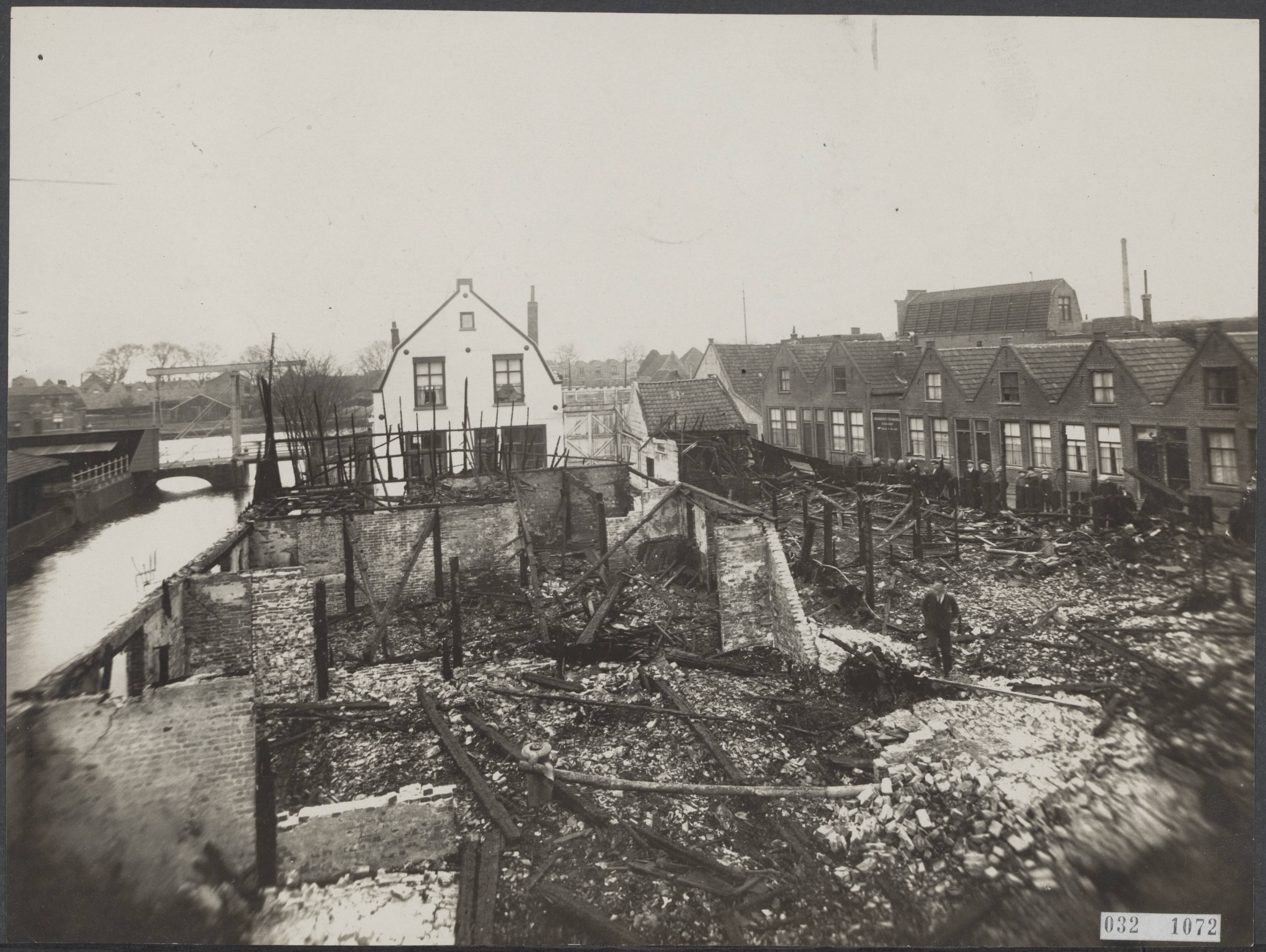 Fotocollectie Elsevier Binnenland — Verwoesting na een brand te Alkmaar — Foto: Fotopersbureau "Holland". Licentie: Set B: Rechtenvrij / Publiek Domein. Bron: Nationaal Archief. http://hdl.handle.net/10648/af98e27c-d0b4-102d-bcf8-003048976d84