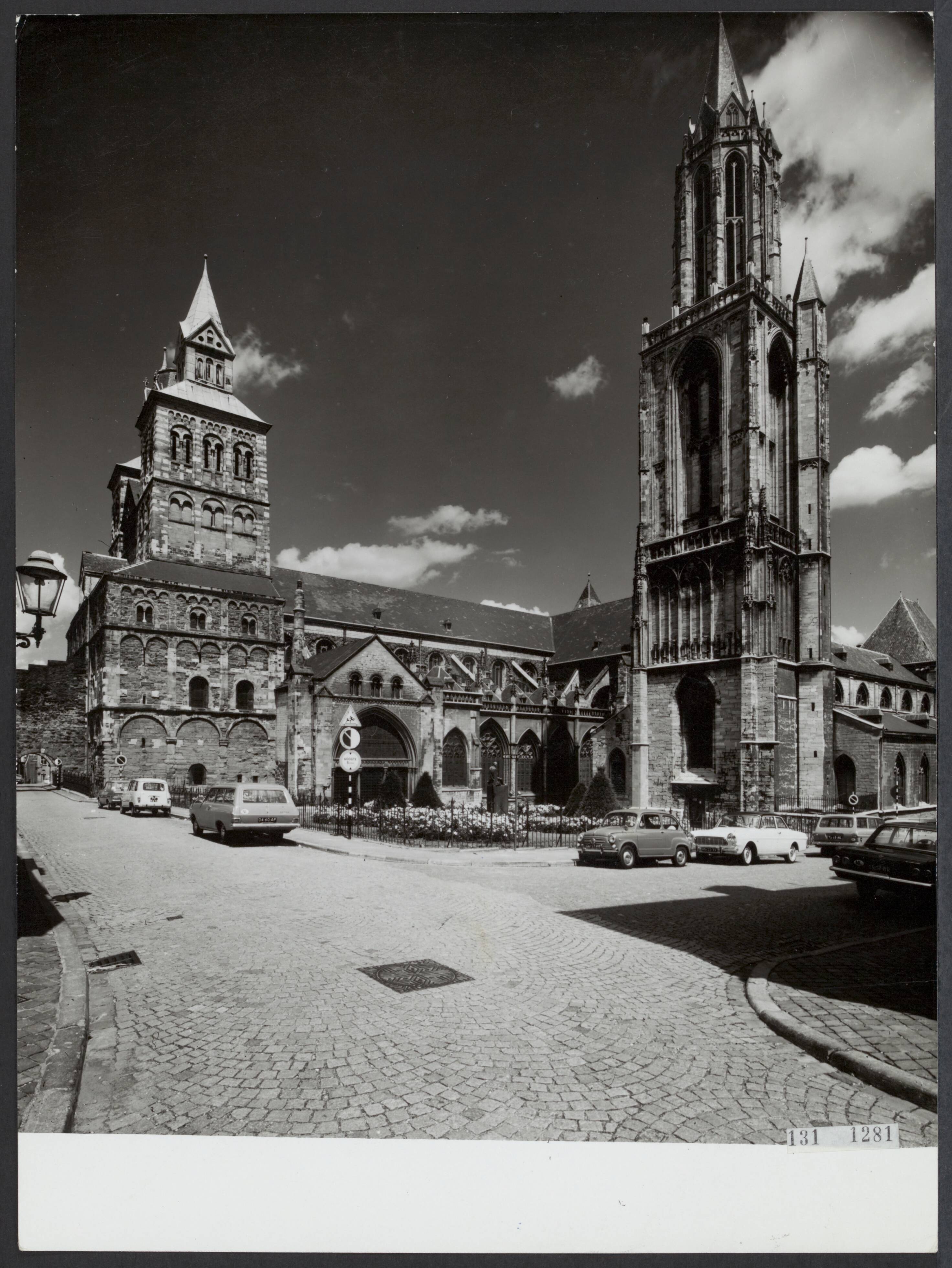 Fotocollectie Rijksvoorlichtingsdienst Eigen — Maastricht. St. Servaaskerk gezien vanuit het zuidwesten met het westwerk en het Bergportaal en met rechts de toren van de St. Janskerk — Foto: Lahaye, Frans. Licentie: Set B: Rechtenvrij / Publiek Domein. Bron: Nationaal Archief. http://hdl.handle.net/10648/af51ff10-d0b4-102d-bcf8-003048976d84