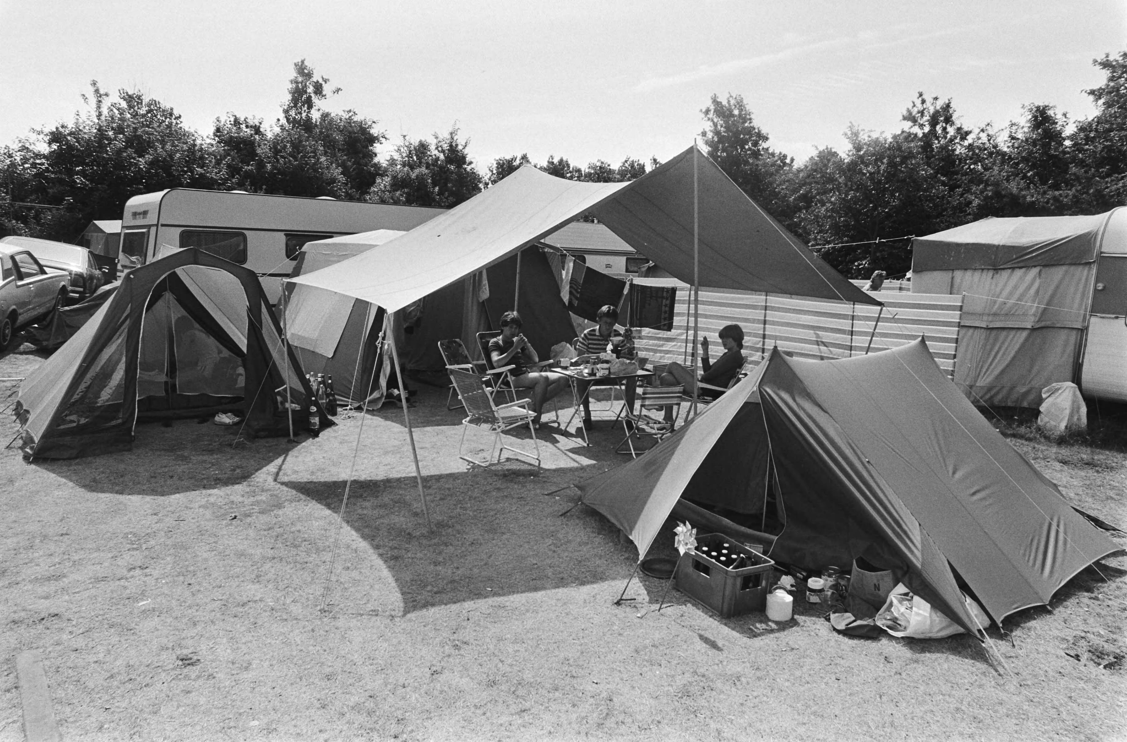 Camping Ockenburg bij Den Haag — Den Haag|Zuid-Holland|campings |tenten |kamperen — Foto: Antonisse, Marcel / Anefo. Licentie: Set B: Rechtenvrij / Publiek Domein. Bron: Nationaal Archief. http://hdl.handle.net/10648/ad2bece6-d0b4-102d-bcf8-003048976d84
