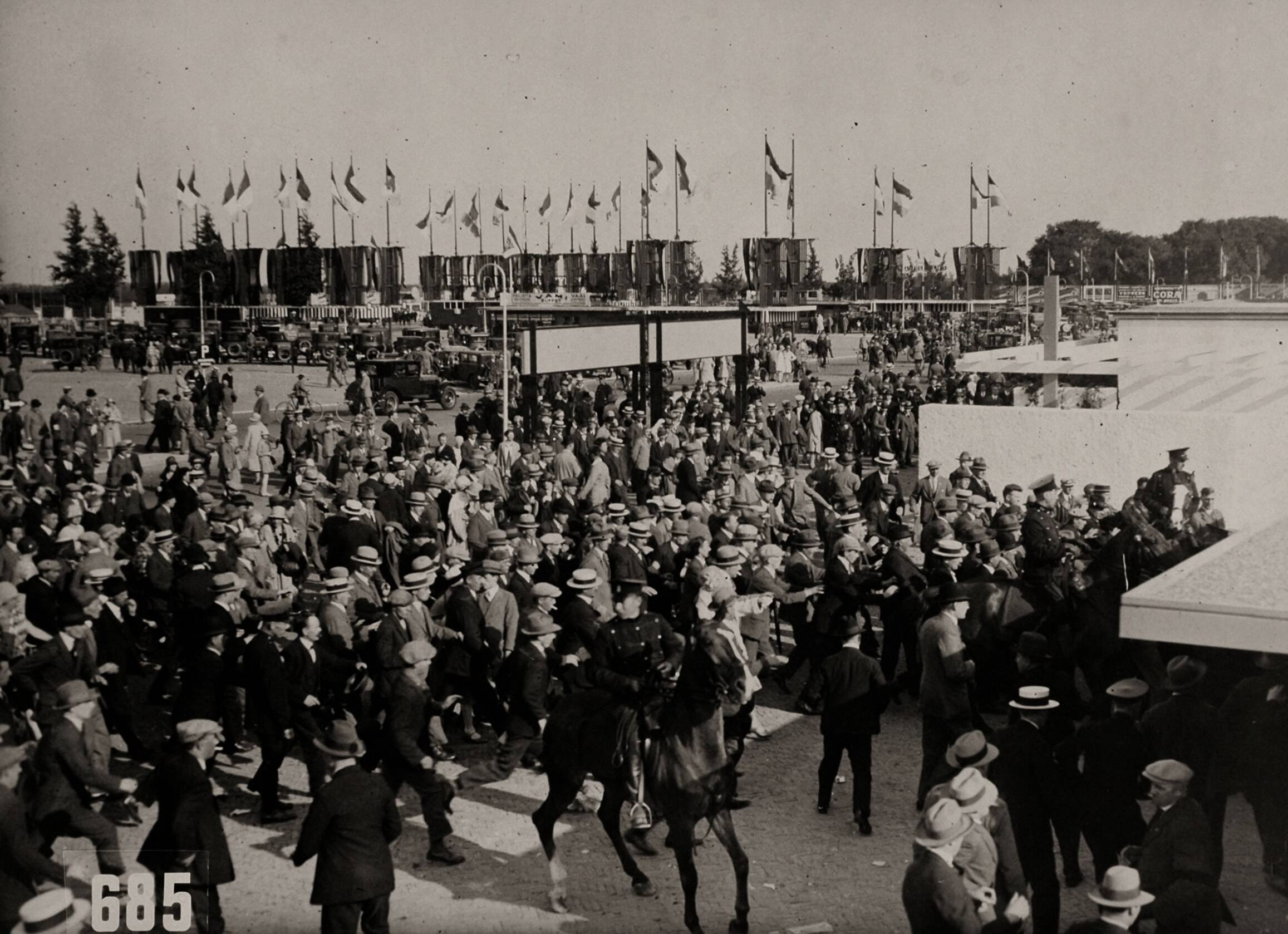 "Misdaad, Politie", Sport — Sport. Olympische Spelen 1928 Amsterdam, Nederland : Drukte bij het olympisch stadion. Politie te paard houdt de boel in de gaten. — Foto: Fotograaf Onbekend / Algemeen Fotobureau Amsterdam / Spaarnestad Photo (05887). Licentie: Set B: Rechtenvrij / Publiek Domein. Bron: Nationaal Archief. http://hdl.handle.net/10648/35429da6-d592-a382-e063-6df0900a6686