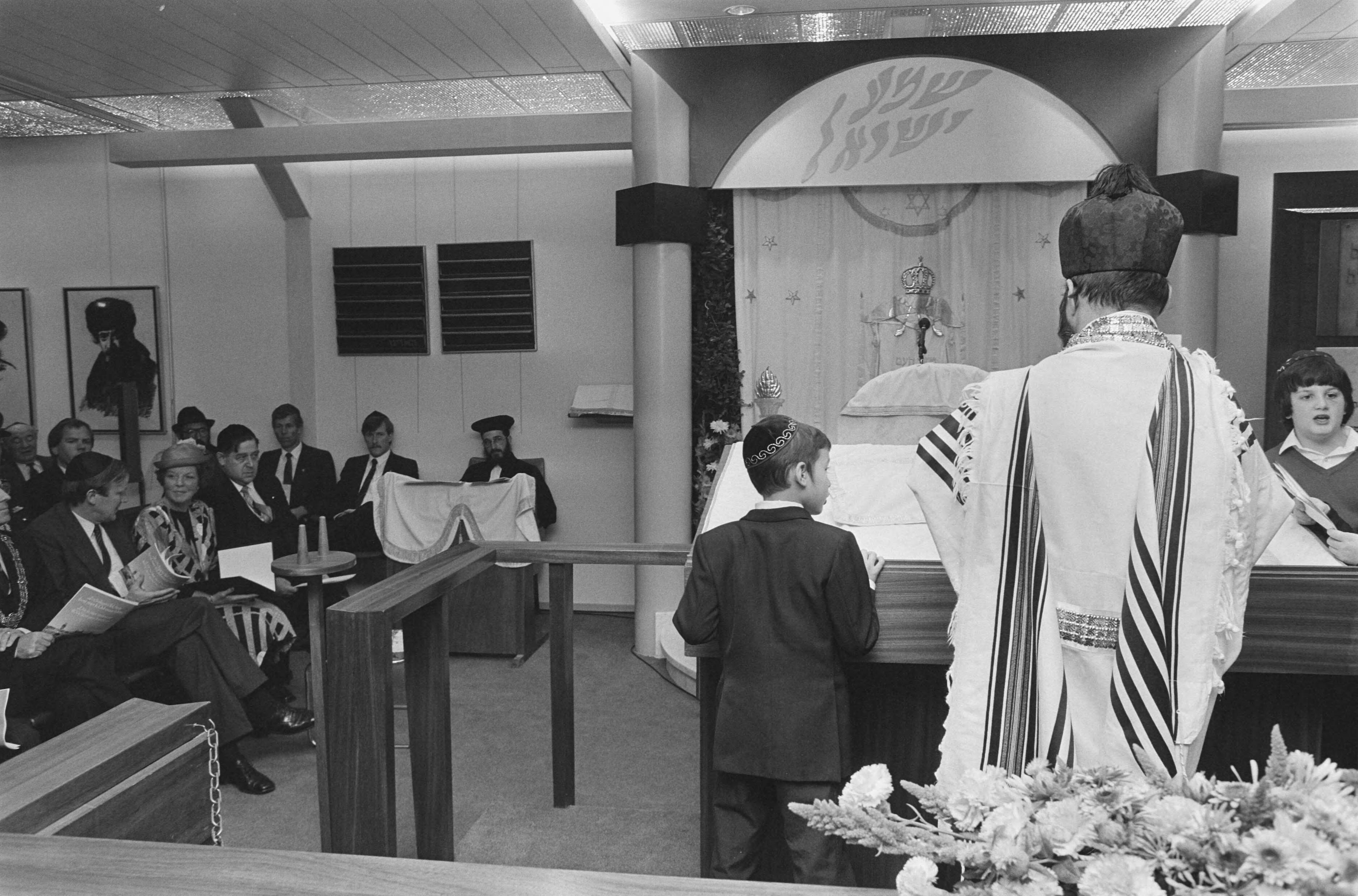 Fotocollectie Anefo — Koningin Beatrix bij inwijding nieuwe synagoge van Nederlands-Israëlitische gemeente in Den Haag — Foto: Croes, Rob C. / Anefo. Licentie: Set B: Rechtenvrij / Publiek Domein. Bron: Nationaal Archief. http://hdl.handle.net/10648/ad5803da-d0b4-102d-bcf8-003048976d84