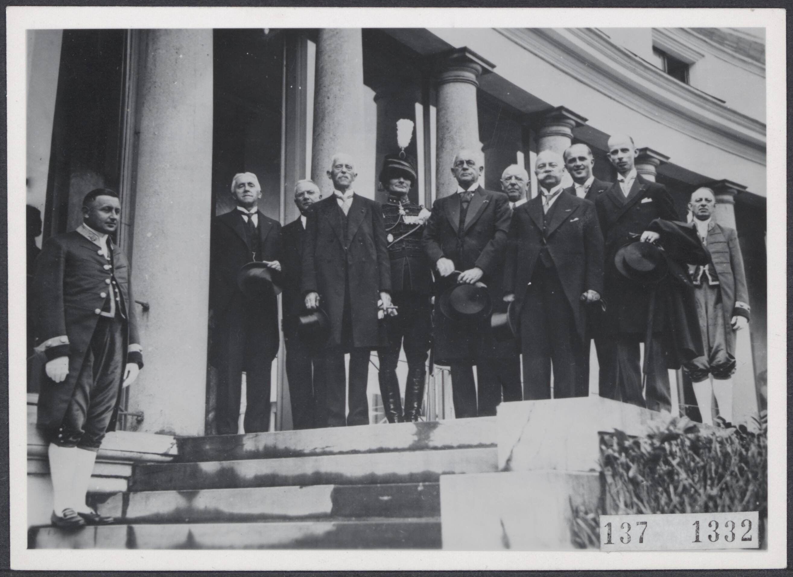 Fotocollectie Rijksvoorlichtingsdienst Eigen — Het 2e kabinet De Geer poseert na beediging op Paleis Soestdijk — Foto: N.V. Polygoon. Licentie: Set B: Rechtenvrij / Publiek Domein. Bron: Nationaal Archief. http://hdl.handle.net/10648/af6be1be-d0b4-102d-bcf8-003048976d84