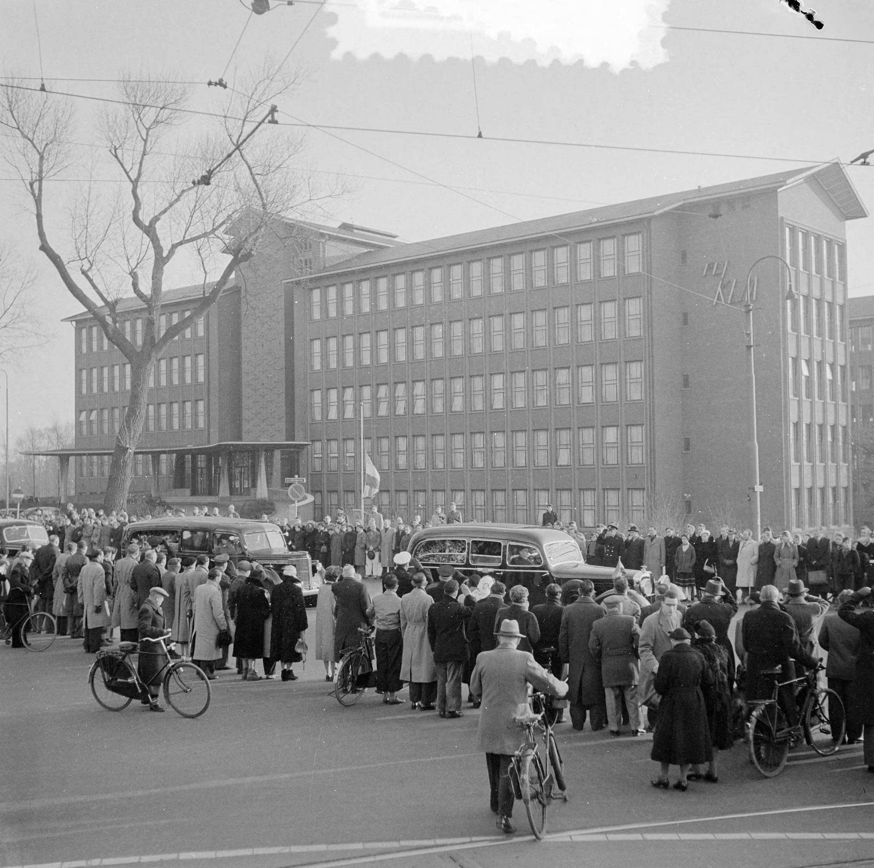 Fotocollectie Anefo — Uitvaart van dr. Albert Plesman in Den Haag — Foto: Noske, J.D. / Anefo. Licentie: Set B: Rechtenvrij / Publiek Domein. Bron: Nationaal Archief. http://hdl.handle.net/10648/a91aacc8-d0b4-102d-bcf8-003048976d84