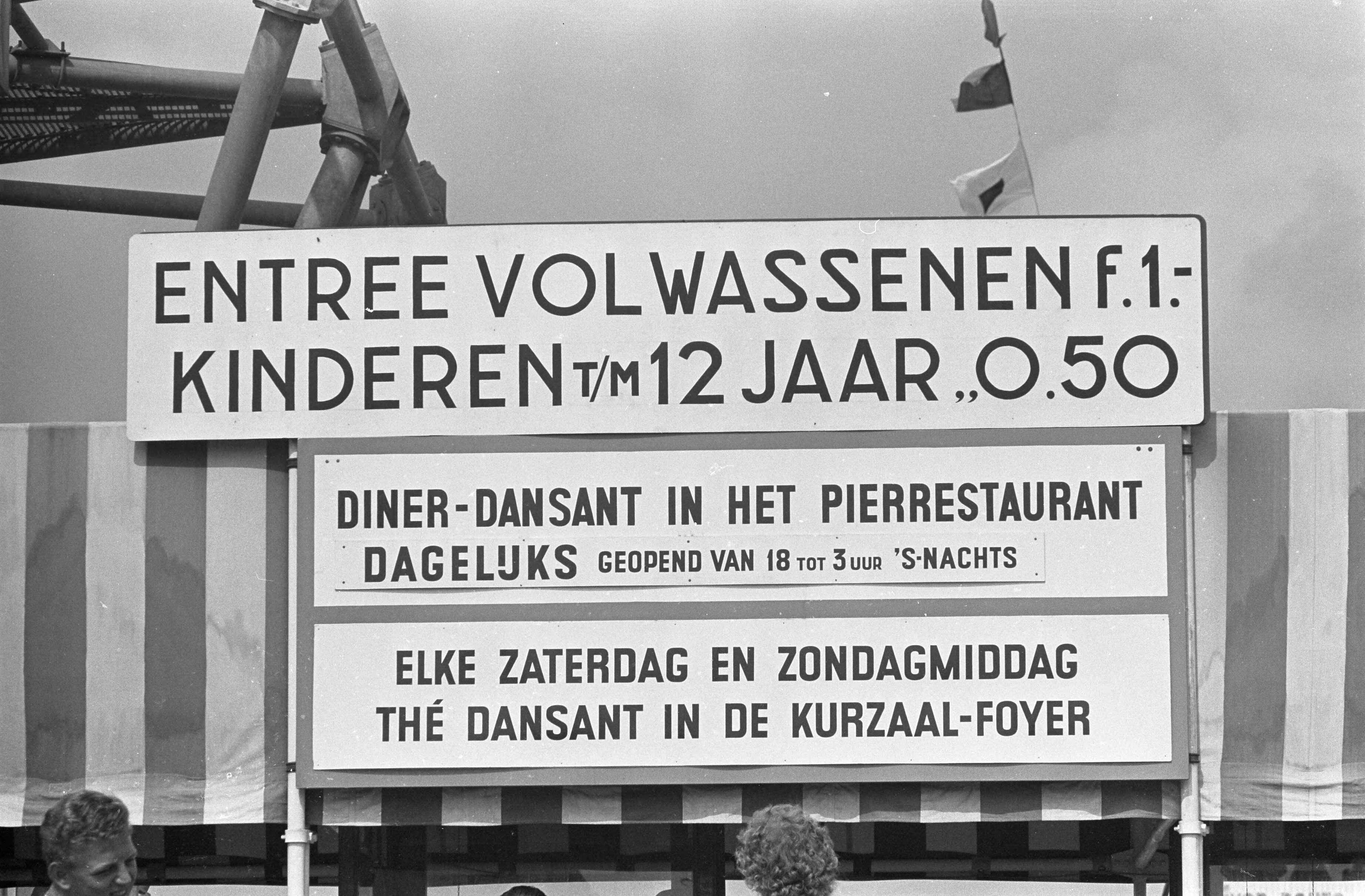 Fotocollectie Anefo — Pierprijs Scheveningen omlaag, beslist Minister Andriessen bord boven de kassa met oude prijs f. 1,-- — Foto: Koch, Eric / Anefo. Licentie: Set B: Rechtenvrij / Publiek Domein. Bron: Nationaal Archief. http://hdl.handle.net/10648/aa74c874-d0b4-102d-bcf8-003048976d84