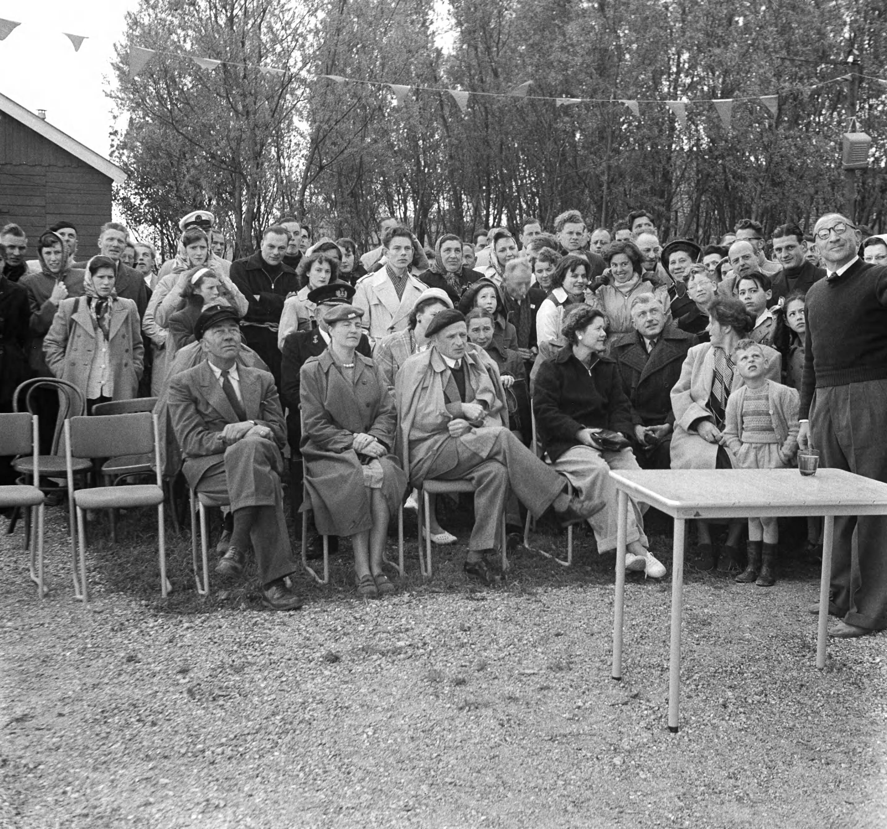 Opening centrum afdeling Watersport van de Personeelsvereniging van het ministerie van Marine te Woubrugge — Foto: Vogel, Carel L. de / Anefo. — Licentie: Set B: Rechtenvrij / Publiek Domein. Bron: Nationaal Archief. http://hdl.handle.net/10648/a8ea1d6a-d0b4-102d-bcf8-003048976d84