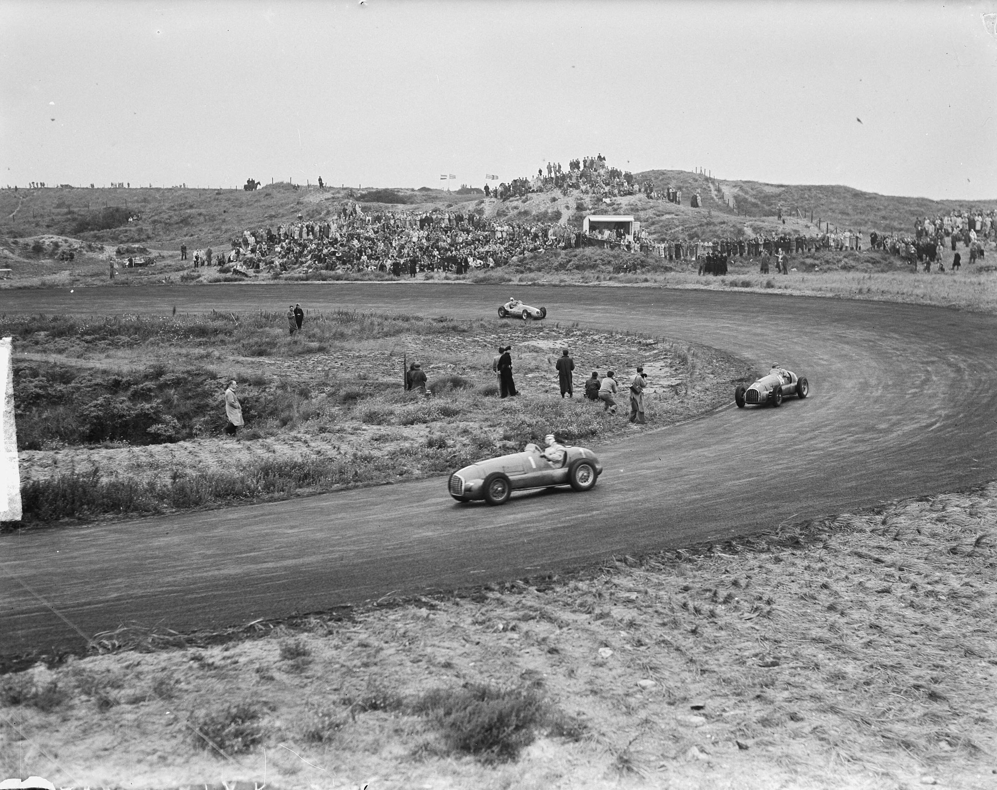Grand Prix van Zandvoort 1949 — Grand Prix van Zandvoort, Voorop Luigi Villoresi in Ferrari 125 (nr. 1), gevolgd door Alberto Ascari, ook in Ferrari 125 (nr. 14) — Foto: Oorschot, […] van / Anefo. Licentie: Set B: Rechtenvrij / Publiek Domein. Bron: Nationaal Archief. http://hdl.handle.net/10648/a8cbb8fc-d0b4-102d-bcf8-003048976d84