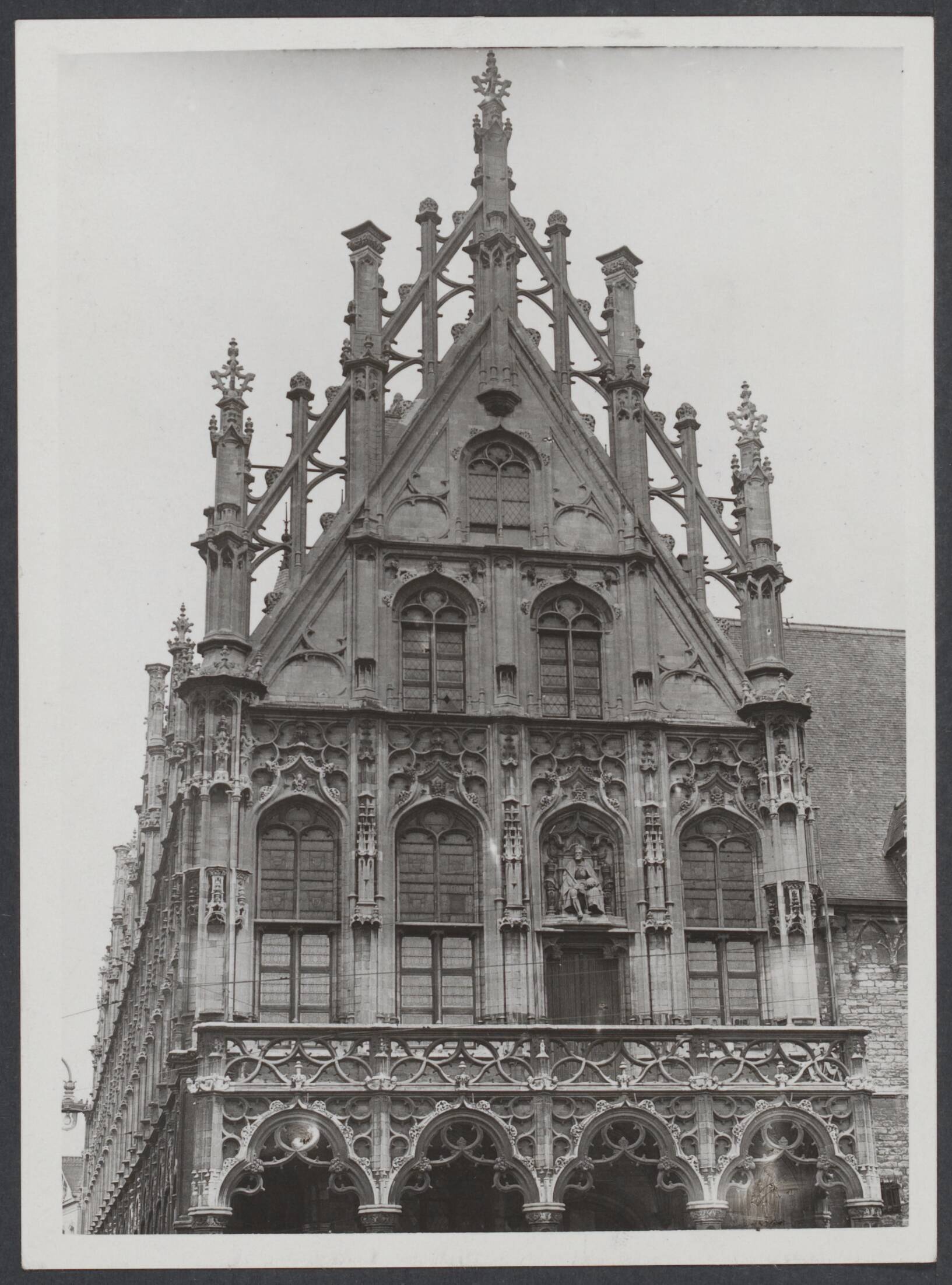 Mechelen — Mechelen. Paleis van de Grote Raad: gevel aan de Grote Markt — Foto: Onbekend / Publiek Domein of Rechtenvrij. Licentie: Set B: Rechtenvrij / Publiek Domein. Bron: Nationaal Archief. http://hdl.handle.net/10648/e2542ea9-f6ce-af3b-bf39-5eca24ed7687